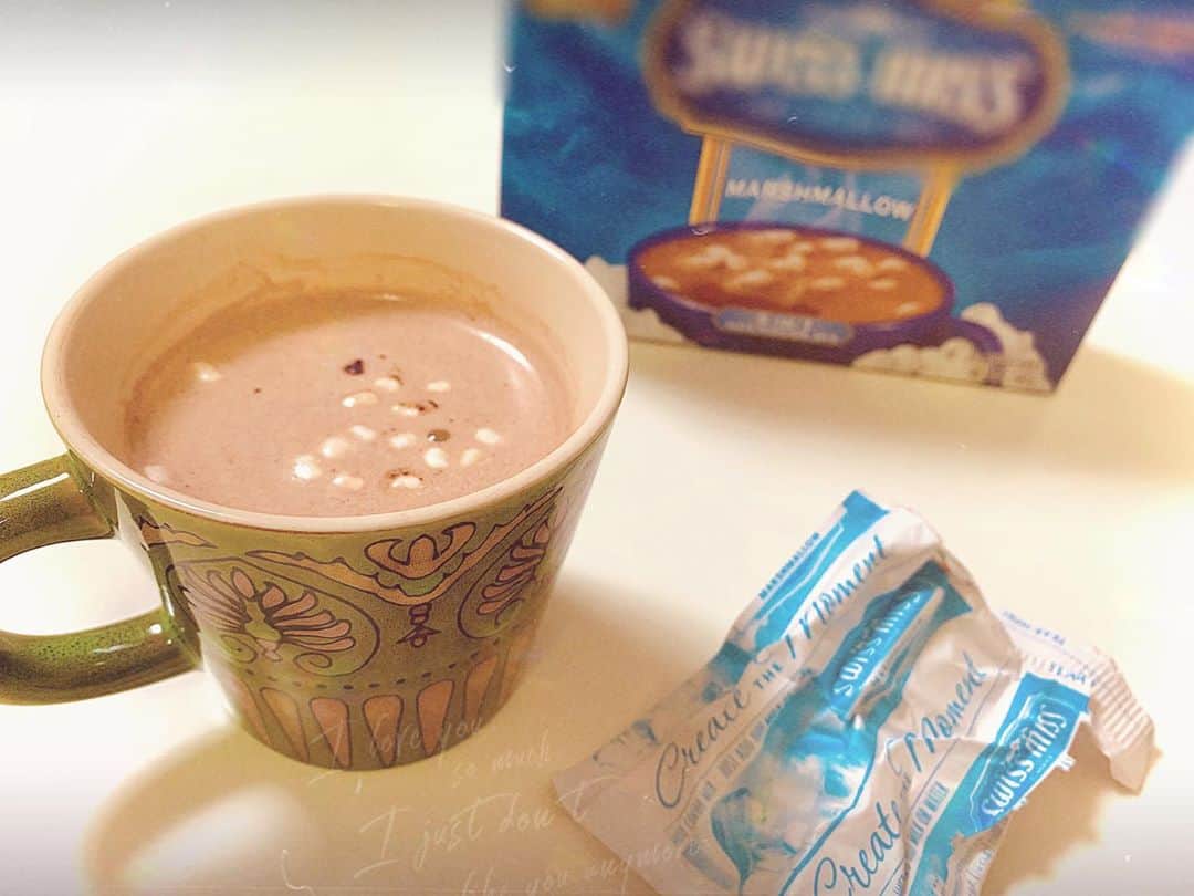 秋山ゆずきのインスタグラム：「. . おはようございます☁️☔  寒いですね❄ 寒い日の朝ってココアとか黒糖ミルクとかミルクティーとか 甘いホットミルク飲みたくなる なんでなんですかね？毎年不思議。  そしてココアって写真撮ると 正直、可愛くはないよね。 こんなに美味しいのにね。  昨日は #ショートフィルムフェス  【SSFF & ASIA 2020】 スペシャルオンラインイベント 「2020年、齊藤工。 仲間たちとの新たなる挑戦」  ご覧くださった皆様ありがとうございました！ きき🐱さんがお邪魔しましたm(_ _)m  2月の劇場公開がはじまって、 もう9月下旬なので約6ヶ月。  形を変えて、内容も変化して、 新しい挑戦もあり 半年間でCOMPLY+-ANCEが色んな表情を魅せてくれてますね。  飯塚監督の【CCCC】台本も毎回 アップグレードして新しいのを書いて下さってて せっかく書いて下さったのに 1回しか作品出来ないのが 寂しいなって思ってたんだけど 1回しか出来ないからこそ 価値があるものなんだと思ったら 今やる事の意味っていうのをもっと大切に 過ごさなきゃと思いました。  狐火さんの生ラップって きっと毎回同じ歌詞でも 狐火さんがラップしてくれるだけで 私はドーンってなるだろうけど 同じ時間を生きてるからこそな タイムリーなメッセージがはいると 自分の心の事かのように思ったりするよね。  いつも思ってたんだけど 【自粛期間はなにされてましたか？】 っていう質問って 【自粛期間、どんな行動を起こしましたか？なにか芸事にプラスになる事してましたよね？まさかなにもせずただ寝てただけじゃないですよね？】 って聞こえる時あるの 私だけなのかな。  この質問が苦手。 この質問をしてくる人が苦手なんじゃなくて、 この質問が必要とされてるのが苦手。。。  なにかしてなきゃいけなかったのかなって。  私はめちゃくちゃゲームばっかりしてたのね。  しかも、めちゃくちゃゲームばっかりしてたわりに 全然上手くなくて、いつもすぐ死ぬの。  でもね、とっても楽しかったよ。 他のインタビューで答えてた 自粛期間にしてたことも本当だけど、 85％くらいしめてたのは めちゃくちゃ弱いゲーム。  きっと、自粛中に人に会わずに 自分のペースでゆったり過ごしてたから 自粛あけて世の中がすごいスピードで 取り戻さなきゃ！あの時間！みたいに 進んでいこうとしてるように感じて 外、出てみてビックリすることある。  もはや私からしてみたら台風  でもCOMPLY+-ANCEは スピード感が早いのにすっごく優しい。  優しさ99％、あとはみんながそのままそこにいてくれたら良いよ！  みたいな。  感覚で話してごめんね。  でも本当にこの空気感って 観てくれてる皆様のおかげでもあるし 1番は齊藤監督の人柄なんだろうなって。  監督の創り出す空気が 沢山の人を救ってくれてる。  そんな事を感じた昨日でした‪‪☺︎‬  ココア飲み終わったので もう1回ベッドに戻ろう☕️  皆様、よい金曜日を✨  あ！古家さんのアテレコ 誰よりもキャラ作ってて面白かった！ 免疫なさすぎてリハでは笑っちゃったけど 本番は笑わなかった！ 声よりも、画面で見た方が顔が面白かったから みなさんにもいつかあのアテレコ中の顔 見てほしいな！  では👋  #COMPLYANCE」