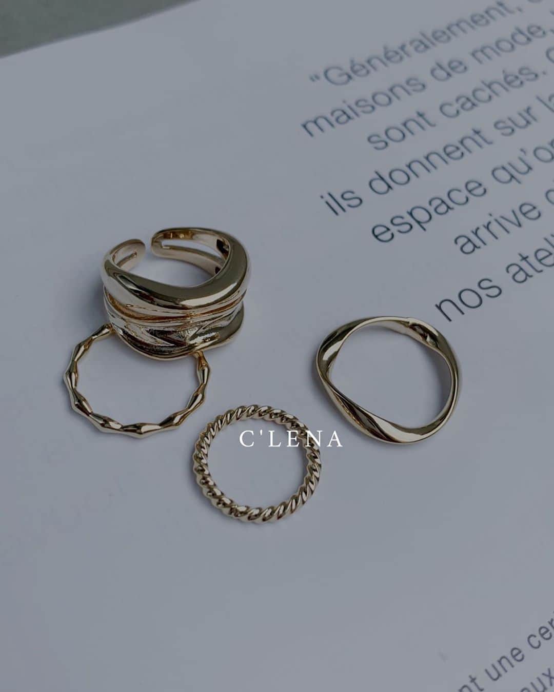 島野ミキのインスタグラム：「・ ・ accessory… @clena.official  今日も@yuki___0527_ のインスタから C'LENAの新作をLive配信するのでCheck Check❤︎ ・ ・ #clena#coordinate#code#webshop#netshop#セレクトショップ#fashion#ootd#coordinate#アパレル #ファッションコーデ #トレンドコーデ #大人コーデ #大人カジュアル#お洒落さんと繋がりたい#ファッション#オシャレ#コーデ#シンプルコーデ #アパレル #プチプラコーデ#アクセサリー#accessory#ゴールド#ゴールドアクセサリー#gold」