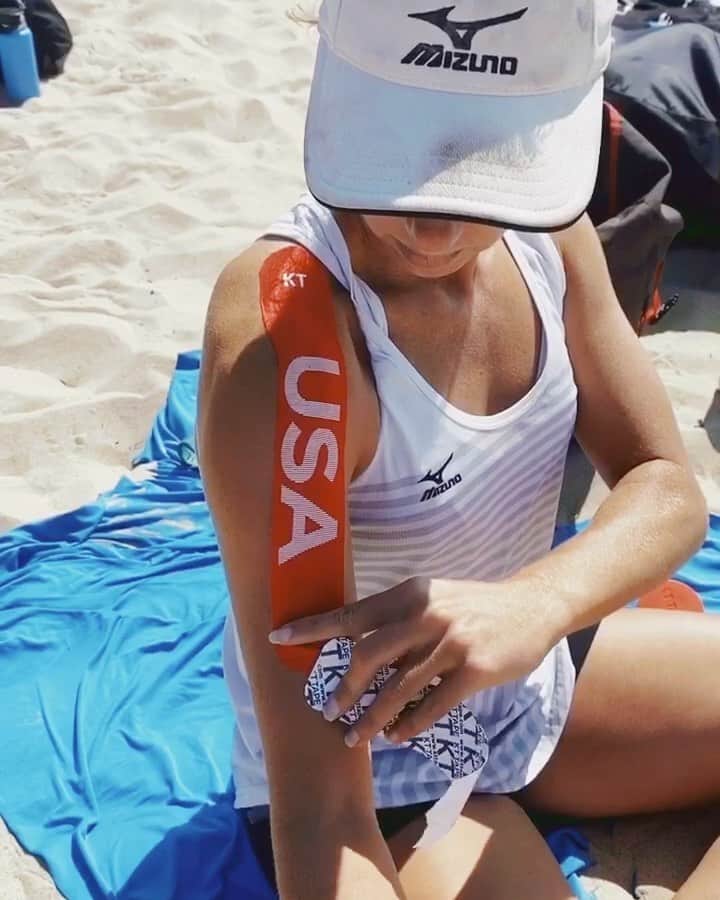 エイプリル・ロスのインスタグラム：「Getting back into the swing😜 of things this week with the help of my @KTTape! 🙌🏼💪🏼🇺🇸  Who else likes running the slide on sand? 🤷🏼‍♀️🤗  🎶In Love With You by BLVKSHP 🎶」