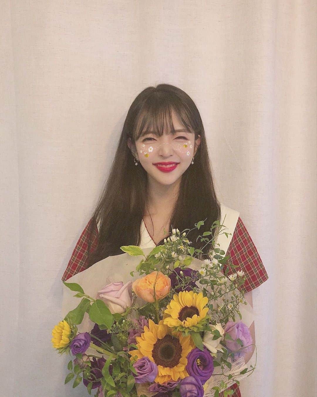ユジョン のインスタグラム：「꽃받아ㄸㅏ🤍」