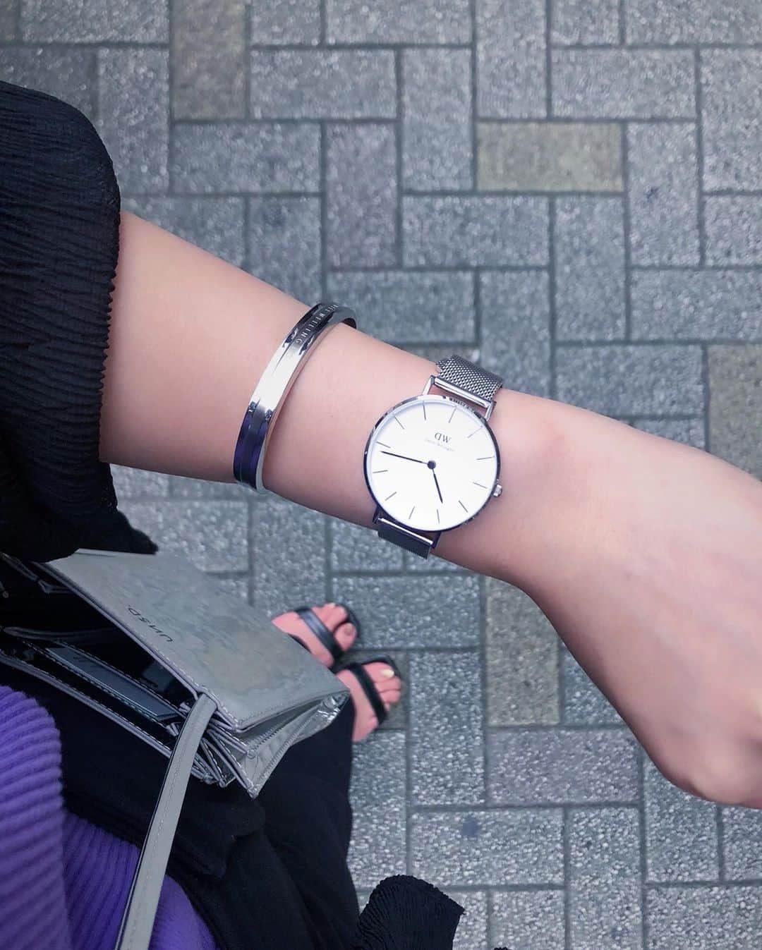 のインスタグラム：「Accessories are silver🤍  ＠danielwellington  #silveraccessory #watchaccessory #danielwellington  #BeTheOneToGoForIt」
