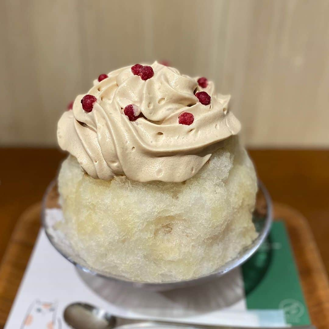 栗山夢衣のインスタグラム：「用事で近くにいたので 久しぶりに#銀座のジンジャー さんへ🍧 空いててすんなり❤️ メニューは迷ったけど #ラフランスミルクティー 🍐☕️💕 ラフランスのジンジャーシロップ さっぱりしてて美味しかったし ミルクティーのエスプーマも あますぎなくてお上品でした✨ このサイズ感のお店来たの久しぶりだったなぁ☺️  涼しくなってかき氷屋さんが空くので これからがわたしにとっての かき氷シーズン到来です！！💕  . . #かきごおりすと #かきごーらー #かき氷修行中 #かき氷おばさん #かき氷マニア #かき氷部 #かき氷巡り #かき氷研究所 #かき氷好き #かき氷食べ歩き #かき氷食べたい #かき氷好きな人と繋がりたい #かき氷大好き」