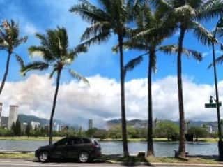 マキ・コニクソンさんのインスタグラム写真 - (マキ・コニクソンInstagram)「ハワイ大学マノア付近で 山火事発生。😱  二人のお友達から 写真が送られてきました。 二枚目はお友達の家の前まで接近してきたので彼女は避難しました。 ちーちゃん頑張って！  本当に誰も怪我なく被害がありません様に。🙏🏻🙏🏻🙏🏻🙏🏻🙏🏻🙏🏻🙏🏻🙏🏻🙏🏻🙏🏻🙏🏻🙏🏻 #リアルハワイ #山火事が早く鎮火しますように！🙏🏻 #カメセン写真のシェア有難う！」9月25日 8時31分 - makikonikson