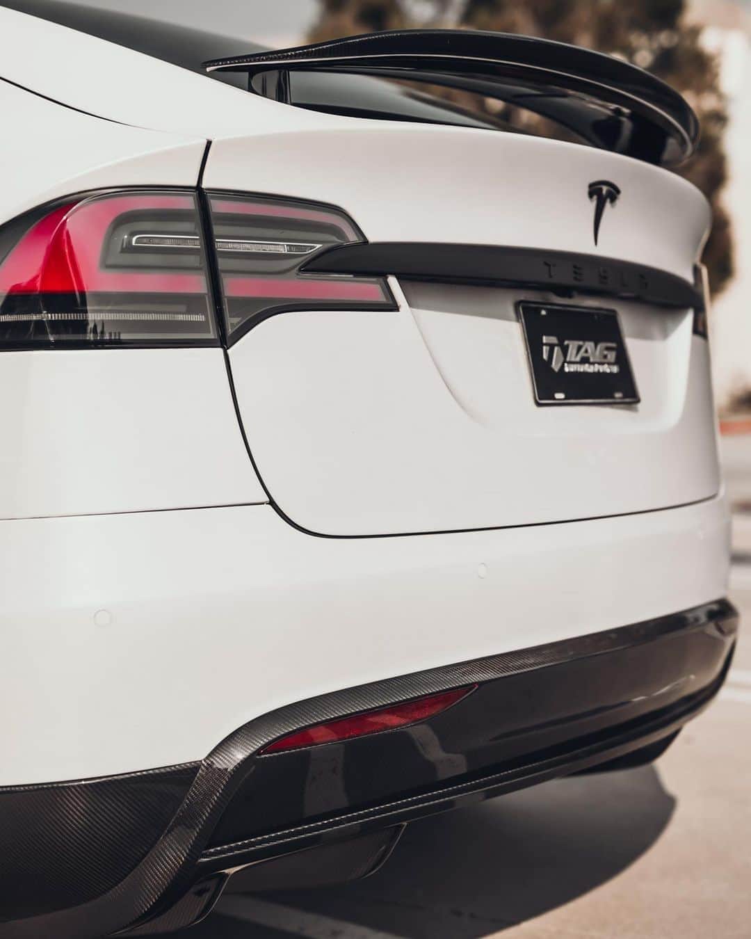 CARLiFESTYLEさんのインスタグラム写真 - (CARLiFESTYLEInstagram)「Tesla Model X with Novitec Carbon Aero by @tagmotorsports #tagmotorsports #novitecgroup #hre #carlifestyle」9月25日 8時30分 - carlifestyle