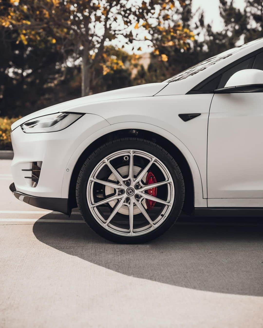 CARLiFESTYLEさんのインスタグラム写真 - (CARLiFESTYLEInstagram)「Tesla Model X with Novitec Carbon Aero by @tagmotorsports #tagmotorsports #novitecgroup #hre #carlifestyle」9月25日 8時30分 - carlifestyle