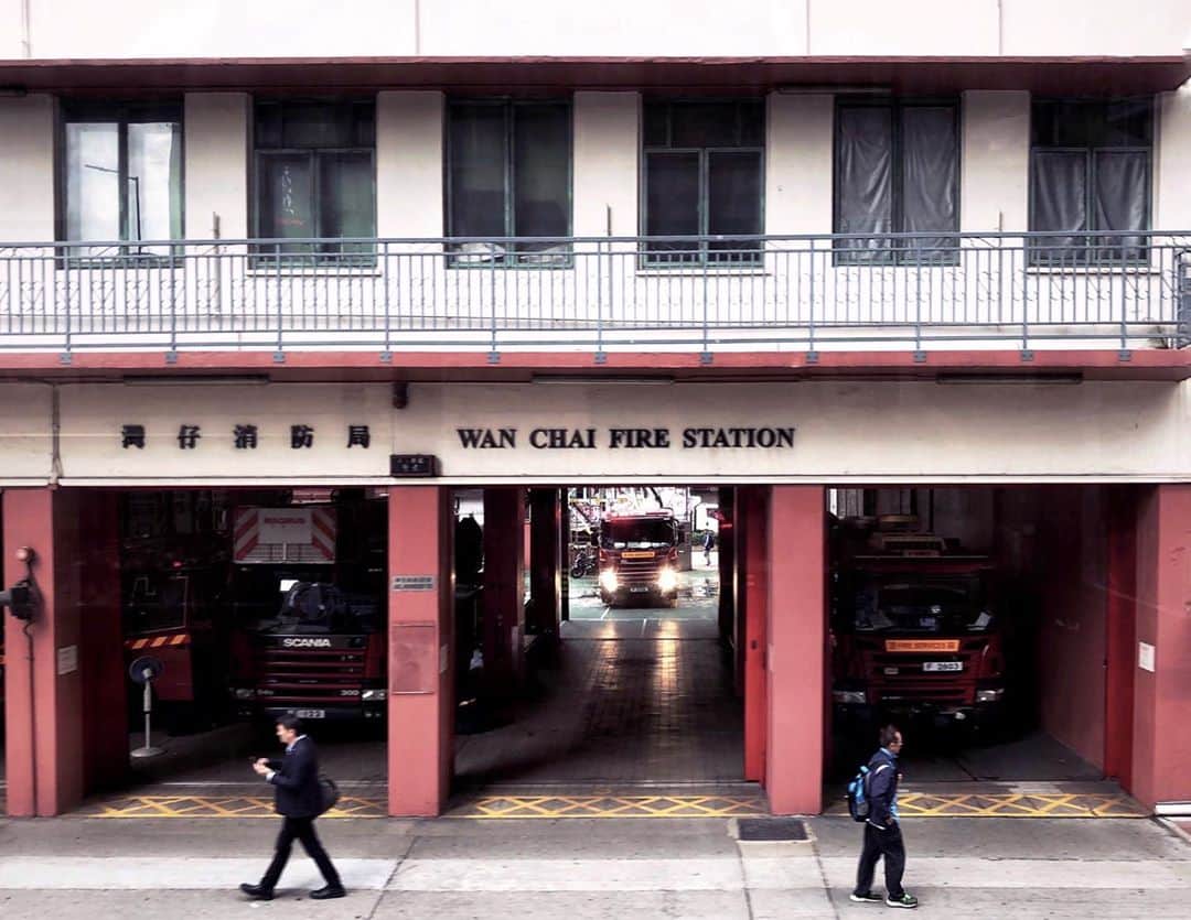sunday_722のインスタグラム：「*﻿ *﻿ 13/12/2019﻿ トラムからの風景🚋﻿ 灣仔消防局🚒﻿ 🚶🏻‍♂️__________🚶🏻﻿ *﻿ *﻿ ﻿ 最後の香港から285日﻿ *﻿ ﻿ *﻿ #capturehongkong﻿ #zolimahongkong﻿ #allabouthongkong﻿ #discoverhongkong﻿ #SPHKCollective﻿ #storyofthestreet﻿ #tv_pointofview﻿ #awersomehongkong﻿ #samewheremagazine﻿ #unlimitedhongkong﻿ #hkig﻿ #reframinghk﻿ #香港中毒﻿ #gominimalmag﻿ #waytohk_sunday_722﻿ #jj_mobilephotography﻿ #streetclassics﻿ #streetphotographyinternational﻿ #streetphotography﻿ #street_minimal﻿ #tv_tinypeople﻿ #tiny_people﻿ #busystranger」