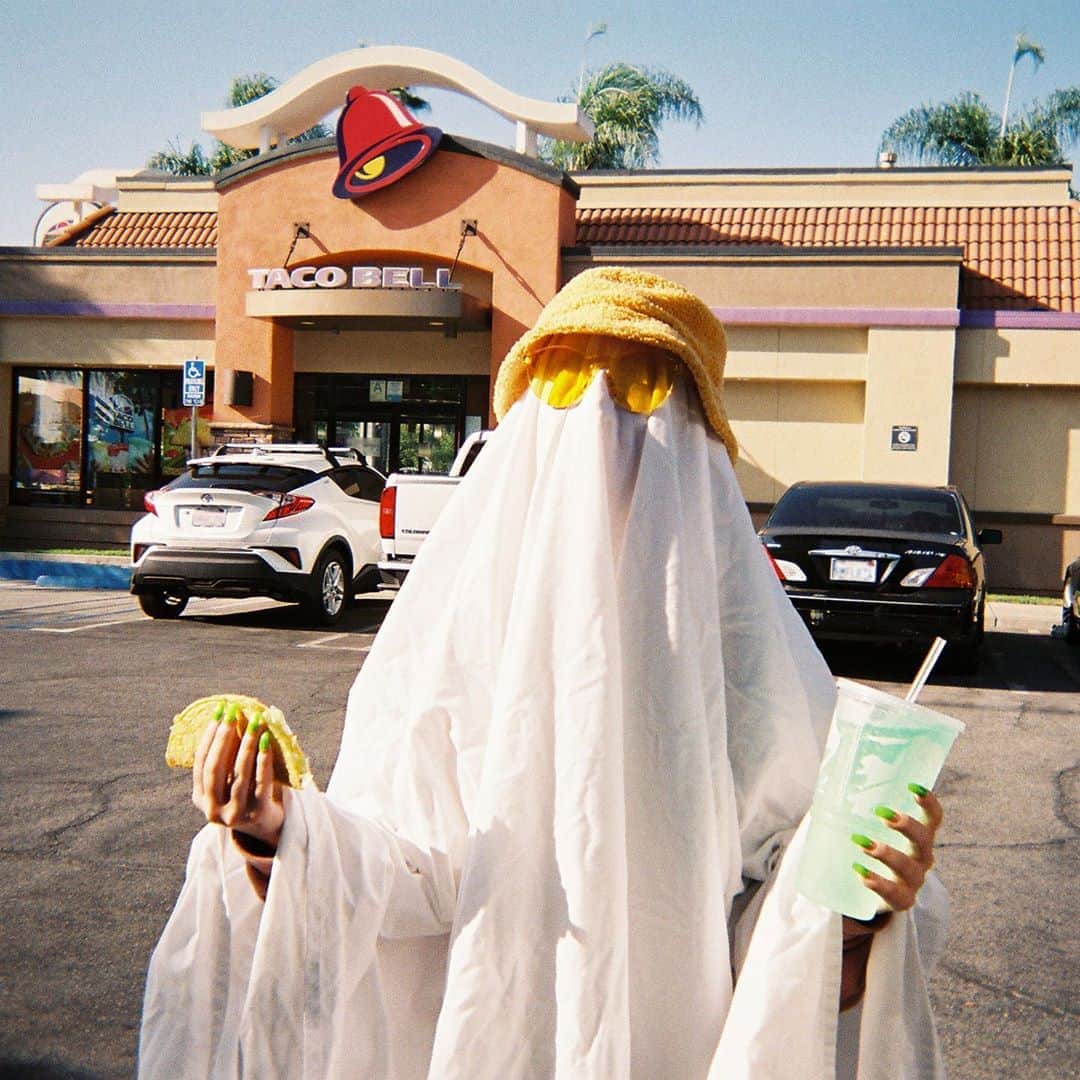 Taco Bellのインスタグラム：「We have the best fans (and phantoms). 👻 #ghostphotoshoot」