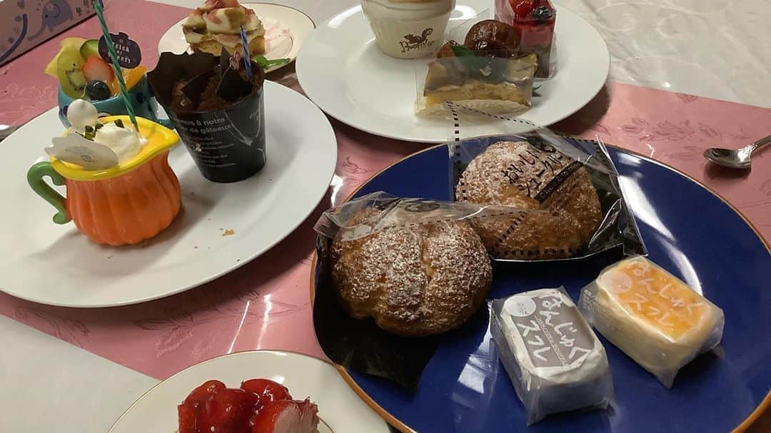 須藤弥勒さんのインスタグラム写真 - (須藤弥勒Instagram)「昨夜、群馬で家族が私の誕生日をサプライズで祝ってくれた。  @imifumei さんの太田市のケーキの名店　premier から単体系のものを購入して来てくれたのだが、本当に嬉しかった。   本当は明日なのだが、茨城に帰らないといけないこともあり、昨夜祝ってくれた。  妻の深い愛情と子供たちの温かい温もりに感謝とかけがいの時間を今、生かされていることしみじみと実感している。  Family celebrated my 47th birthday with a surprise yesterday! Thank you family.  #birthday #誕生日サプライズ #surprise #ありがとう家族」9月25日 8時43分 - miroku_suto