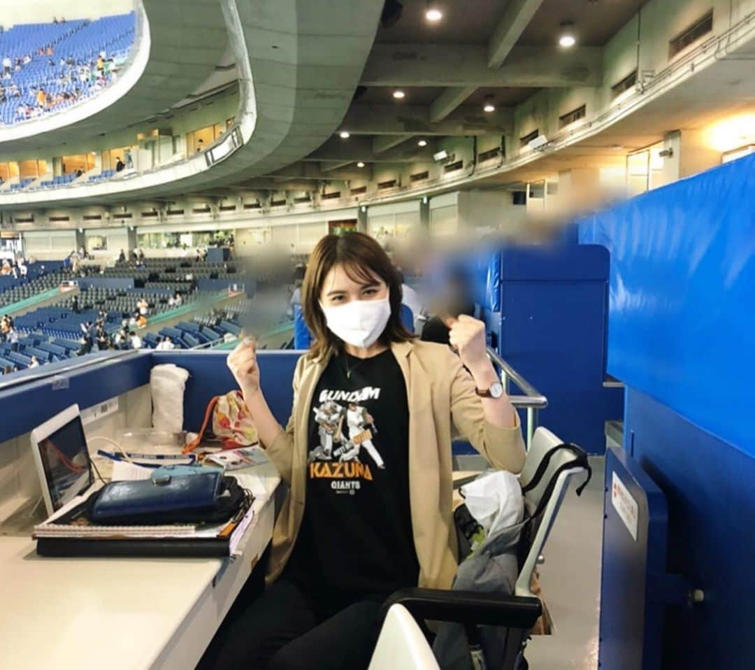 佐藤由季さんのインスタグラム写真 - (佐藤由季Instagram)「一球入魂⚾️全力投球⚾️ 野球が生んだ造語は 日常でもよく使われますが リアルなその姿を目の当たりにした大型連戦 に何度も心打たれました🥺 選手の皆さん、ファンの皆さん、 本当にお疲れ様でした🙇‍♀️ とは言ってもまだまだ戦いは続きますね🔥 今日からも一勝一勝後押しが出来るよう ファンの皆さんと共に想いを込めます🎤 #日テレジータス #giantsPP  14:00〜巨人練習中「直生」 17:00〜GIANTSプレゲームショー ちなみに、月刊ジャイアンツ最新号は 先日番組へメッセージを下さった 中川投手(表紙)と吉川尚輝選手(付録) なんだか嬉しくなりますね☺️ ガンダム和真Tシャツもそうですが この番組が選手とファンの皆さんの 架け橋となれますように…🕊 #東京ドーム  #大型連戦  #最強  #お疲れ様でした  #今日からまた  #3連戦  #宜しくお願いします 🎤 #直生  #プレゲームショー  #あの時にプレイバック クイズも #場内リポート  #フリーアナウンサー  #佐藤由季  #ガンダム和真 Tシャツ #ナオキツネ パペット🦊 #キャンプ地  #宮崎 デー #折り鶴 に願いを込めて🕊 #和と動  #勝ち取れ  #月刊ジャイアンツ  #11月号  #絶賛発売中」9月25日 8時44分 - yukisato0710