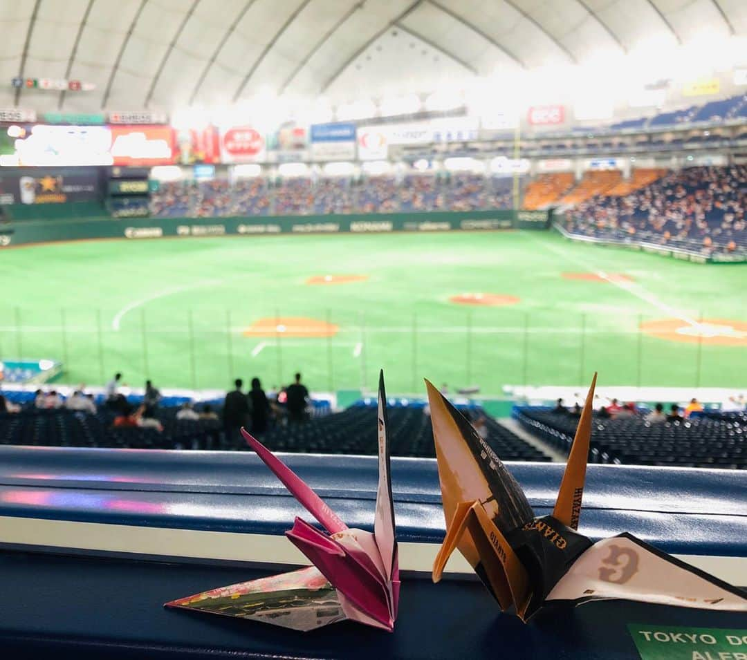 佐藤由季さんのインスタグラム写真 - (佐藤由季Instagram)「一球入魂⚾️全力投球⚾️ 野球が生んだ造語は 日常でもよく使われますが リアルなその姿を目の当たりにした大型連戦 に何度も心打たれました🥺 選手の皆さん、ファンの皆さん、 本当にお疲れ様でした🙇‍♀️ とは言ってもまだまだ戦いは続きますね🔥 今日からも一勝一勝後押しが出来るよう ファンの皆さんと共に想いを込めます🎤 #日テレジータス #giantsPP  14:00〜巨人練習中「直生」 17:00〜GIANTSプレゲームショー ちなみに、月刊ジャイアンツ最新号は 先日番組へメッセージを下さった 中川投手(表紙)と吉川尚輝選手(付録) なんだか嬉しくなりますね☺️ ガンダム和真Tシャツもそうですが この番組が選手とファンの皆さんの 架け橋となれますように…🕊 #東京ドーム  #大型連戦  #最強  #お疲れ様でした  #今日からまた  #3連戦  #宜しくお願いします 🎤 #直生  #プレゲームショー  #あの時にプレイバック クイズも #場内リポート  #フリーアナウンサー  #佐藤由季  #ガンダム和真 Tシャツ #ナオキツネ パペット🦊 #キャンプ地  #宮崎 デー #折り鶴 に願いを込めて🕊 #和と動  #勝ち取れ  #月刊ジャイアンツ  #11月号  #絶賛発売中」9月25日 8時44分 - yukisato0710