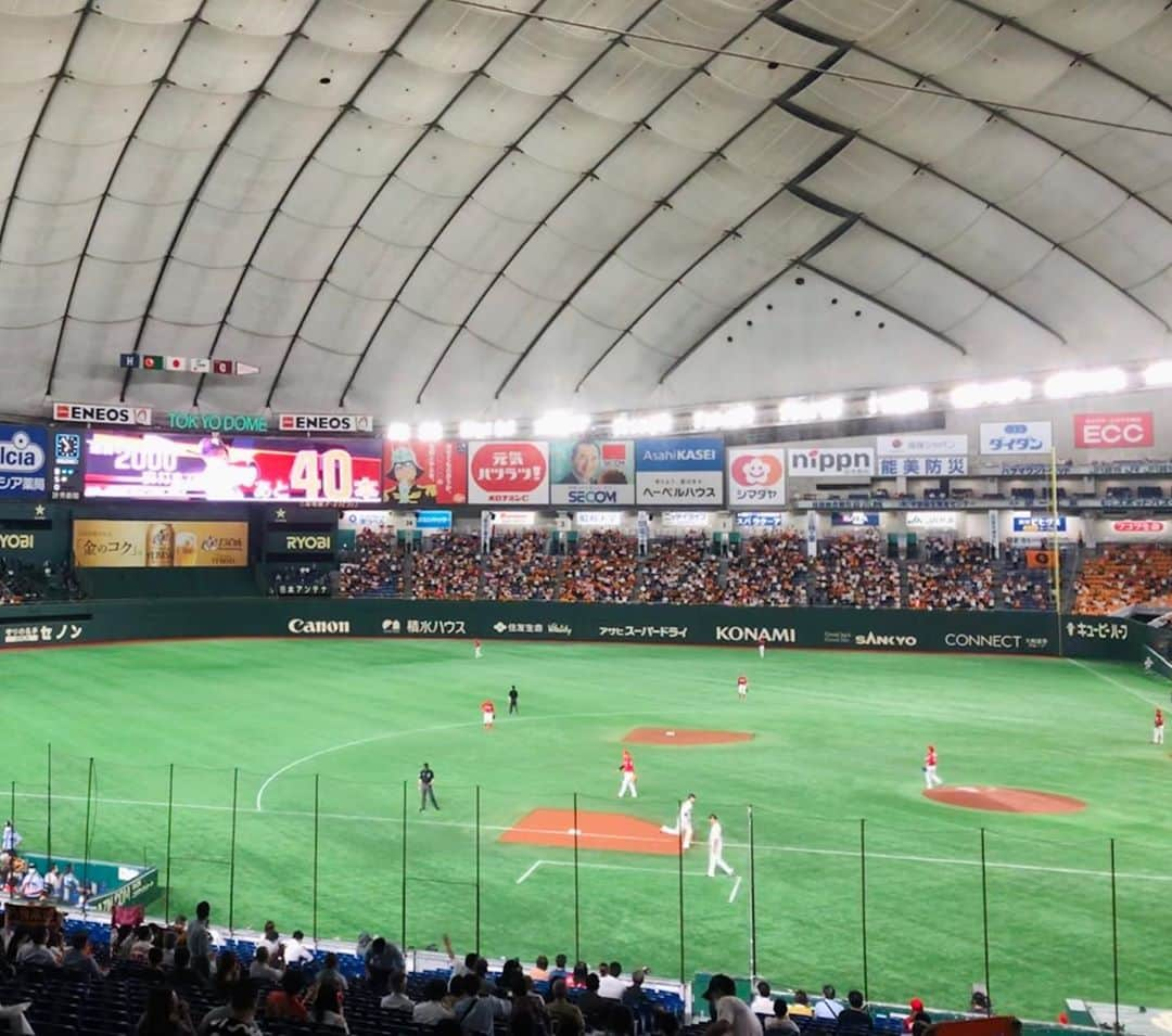 佐藤由季さんのインスタグラム写真 - (佐藤由季Instagram)「一球入魂⚾️全力投球⚾️ 野球が生んだ造語は 日常でもよく使われますが リアルなその姿を目の当たりにした大型連戦 に何度も心打たれました🥺 選手の皆さん、ファンの皆さん、 本当にお疲れ様でした🙇‍♀️ とは言ってもまだまだ戦いは続きますね🔥 今日からも一勝一勝後押しが出来るよう ファンの皆さんと共に想いを込めます🎤 #日テレジータス #giantsPP  14:00〜巨人練習中「直生」 17:00〜GIANTSプレゲームショー ちなみに、月刊ジャイアンツ最新号は 先日番組へメッセージを下さった 中川投手(表紙)と吉川尚輝選手(付録) なんだか嬉しくなりますね☺️ ガンダム和真Tシャツもそうですが この番組が選手とファンの皆さんの 架け橋となれますように…🕊 #東京ドーム  #大型連戦  #最強  #お疲れ様でした  #今日からまた  #3連戦  #宜しくお願いします 🎤 #直生  #プレゲームショー  #あの時にプレイバック クイズも #場内リポート  #フリーアナウンサー  #佐藤由季  #ガンダム和真 Tシャツ #ナオキツネ パペット🦊 #キャンプ地  #宮崎 デー #折り鶴 に願いを込めて🕊 #和と動  #勝ち取れ  #月刊ジャイアンツ  #11月号  #絶賛発売中」9月25日 8時44分 - yukisato0710