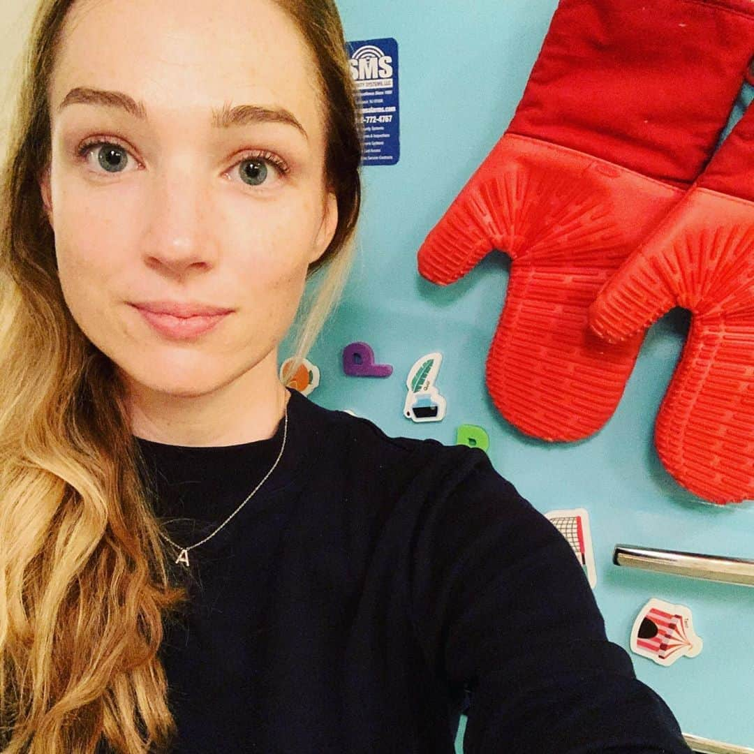 クリステン・コノリーのインスタグラム：「Hey! Just me and my oven mitts here to say that while I love and encourage spirited, thoughtful debate, if you post falsehoods or conspiracy theories on this account, your comments will be deleted. We are all free to disagree (it’s a good thing!) but not when it comes to presenting fiction as fact. Cool? Cool. ✌🏼」