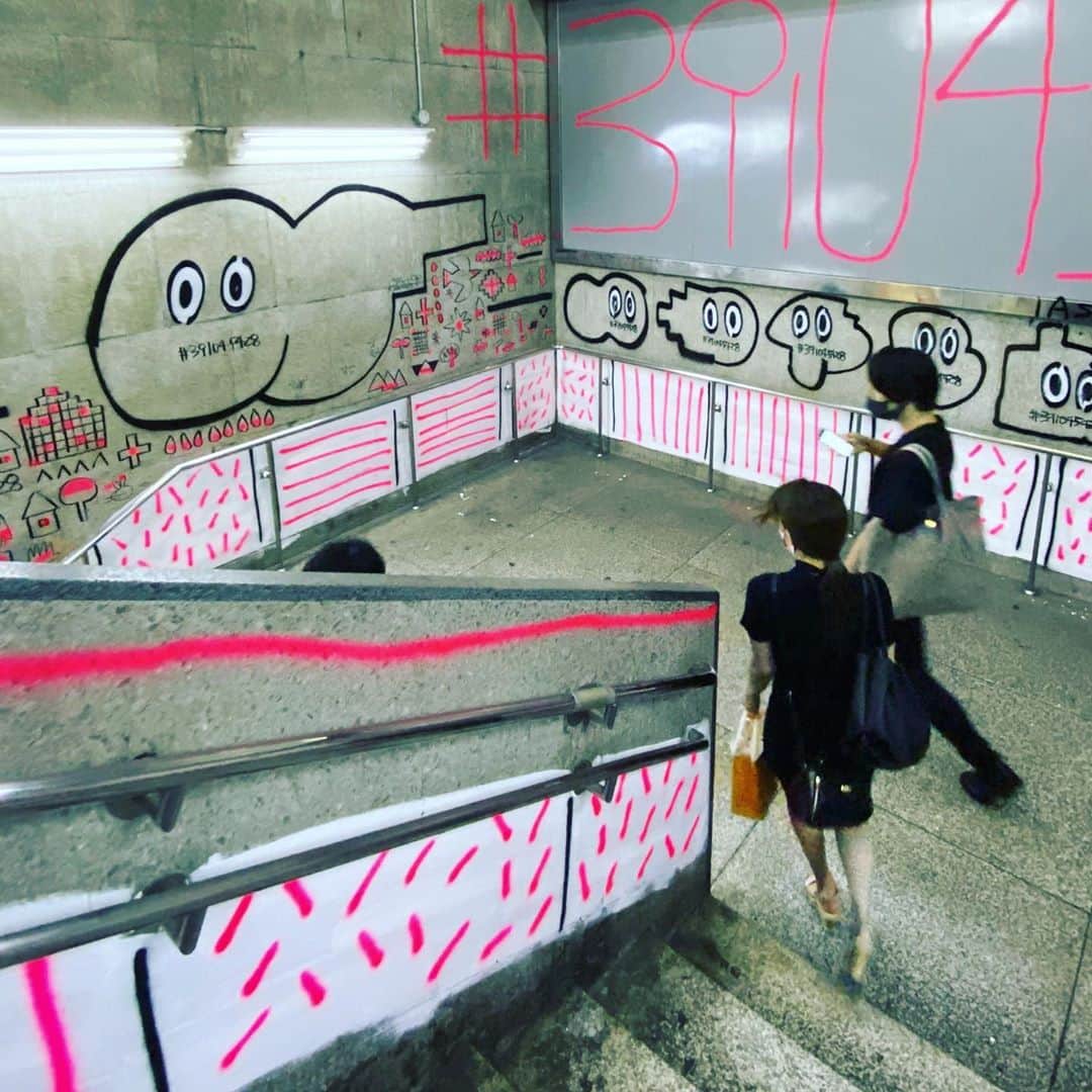 林信行さんのインスタグラム写真 - (林信行Instagram)「今日で85年の歴史に幕 #渋谷東横百貨店 #ShibuyaToyoko the building right next to #Hachi in #Shibuya will close its 85 year history after today for demolition. There will be a new bridge for people using #InogashiraLine .  渋谷駅、ハチ公像すぐ横の東横百貨店のビルが明朝から閉鎖され取り壊されます。井の頭線に一番近かった改札を使えるのも今日が最後！ 銀座線からハチ公前に降りるあの階段も、JR山手線の井の頭線に一番近かった玉川改札とも今日でお別れです。  明日以降、井の頭線を利用する人は、一度、上階の改札に登った後、再び階段を降り 新しくオープンする橋を利用することになります。 モヤイ像からハチ公に抜けるルートも変わってしまいそうです。 東急東横店の営業が終了してから、既にしばらく経っていますが、9/23には何人かのアーティストが呼ばれ  #391045428 #サンキュートーヨコシブヤ というアートプロジェクトとして東急東横店のシャッターにグラフィティーを描いており、多くの人々が何百、何千回(何万)かは通ったであろう通路や階段を写真に収めていました。」9月25日 8時50分 - nobihaya