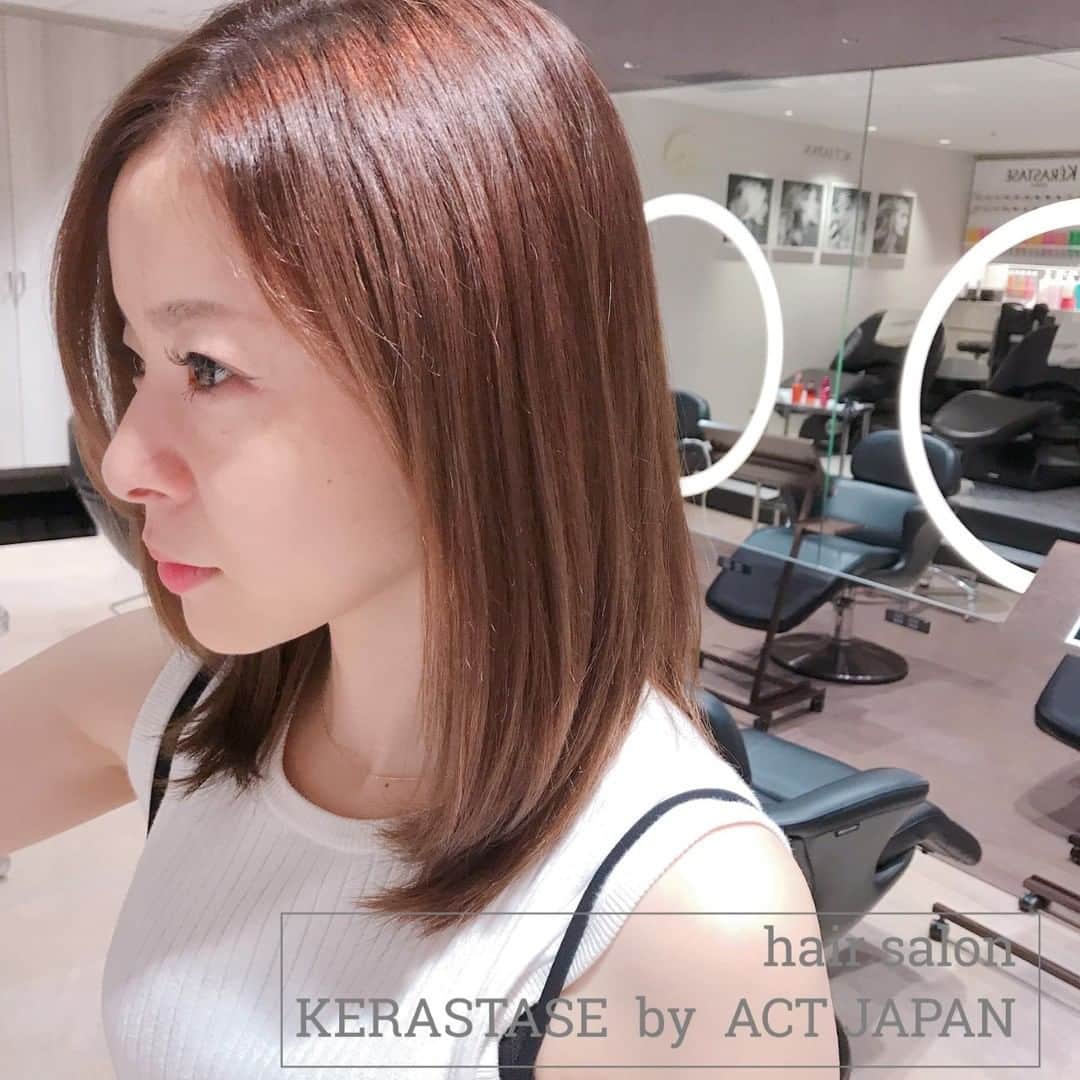 キャナルシティ博多さんのインスタグラム写真 - (キャナルシティ博多Instagram)「「艶髪。」 KERASTASE by ACT JAPAN / グランドビルB1F✨  衣替えの季節になりましたね🍂髪の秋支度はお済みですか？ ヘアサロンKERASTASE by ACT JAPANのフジイさん @kaazuukoo オクダさん @yuya_1107 に秋にぴったりのカラーを教えてもらいました。  「"艶髪"が最近の注目キーワードです🗝✨✨✨ ラベンダーベージュがこの秋にぴったり。 長く楽しむために、ダメージレスなカラー剤を選んで。未来の髪も守りましょうっ！😁 頭から足元まで抜かりなく、オシャレをいつまでも楽しみたいですね☺️」  ✂︎Cut ¥ 〜6,600 ✂︎color ¥7,700〜 (デザインカラーもお気軽にご相談にください) ✂︎INOA Color ¥12,000〜 ✂︎TREATMENT ¥〜16,500 (髪質に合わせてセレクト幅広くご用意しております)  お問い合わせやご質問は、お店のアカウント @actjapangrandplaza のDMへ、いつでもどうぞ👏  #キャナルシティ博多 #キャナルシティ #キャナル #canalcityhakata #canalcity #canal #福岡 #博多 #天神 #福岡サロン #博多美容室 #福岡美容室 #KERASTASEbyACTJAPAN #ACTJAPAN #KERASTASE #inoaカラー #ヘアサロン #髪質改善 #ラベンダーベージュ #ヘアカラー #ベージュカラー #ラベンダーカラー #秋色カラー #秋色ヘアカラー #イメチェン #髪染めた #髪色 #髪色チェンジ #ヘアカット #トリートメント」9月25日 9時00分 - canal_city