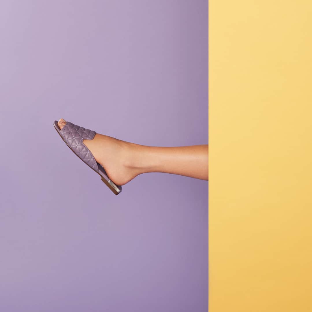 Schutzのインスタグラム：「VIOLET CRUSH ❤️ #newin #schutzfunflats #schutzcandy」