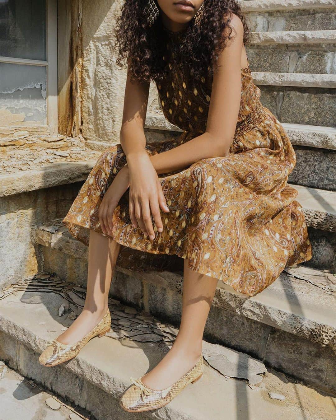 サムエデルマンのインスタグラム：「THE JILLIE The square-toed update to our best-selling Felicia ballet flat.  Tap to shop the full look.   Photographed by Libby Edelman.   #SamEdelman #PreFall2020 #ForcesOfNature」