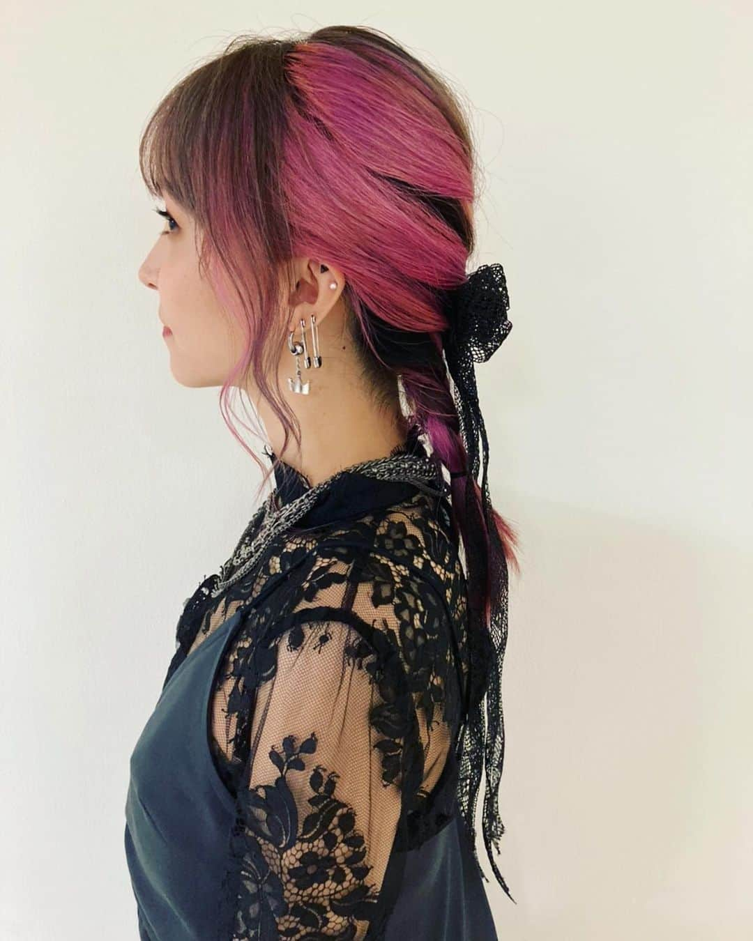 LiSAさんのインスタグラム写真 - (LiSAInstagram)「リボンもヘアアレンジで大人っぽくなる🎀素敵なリボン、リボン屋さんでたくさん入手してもらいましたっ🎀 #うじいえたんへあー　@keiko__ujiie #リボンで髪の長さプラス　　#リボンの柄かわい〜  今日は金曜日で〜す👩‍🏫 23時からは　#sol #LL教室　登校してね〜👩‍🏫」9月25日 9時14分 - xlisa_olivex