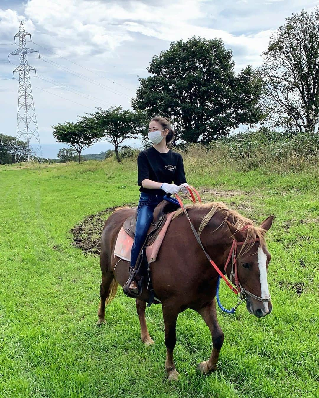 平田りえさんのインスタグラム写真 - (平田りえInstagram)「久しぶりの乗馬🐴🧡  大草原で乗るのは 本当に楽しい⭐️  #登別温泉  #乗馬バンダナ」9月25日 9時22分 - riehirata0315