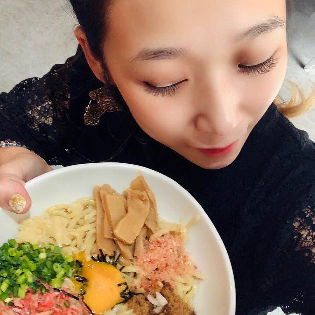 世手子さんのインスタグラム写真 - (世手子Instagram)「I ate ramen for the first time in a long time🍜🍥 The soup stock of shrimp is delicious🍤🦐 You can also take out(=^ェ^=) @ebikura.0316  #EBIKURA #溝の口つけ麺 にいってきました（＾ω＾） #海老まぜそば 食べたよ(^_^*) 濃厚な #海老出汁 が美味しいー！ 色合いも綺麗でテンション上がりました(^｡^) お店も新しくて綺麗だった(//∇//) 次は #海老つけ麺 も食べてみたいなぁ^_^ 涼しくなってきたけど まだ出歩くと暑い時もあるから お出かけの時は #デオナチュレ 持ち歩いてる( ^ω^ ) どんどん出かけたいなぁ(*´∀｀*) #溝の口グルメ #溝の口ランチ #溝の口ラーメン #溝の口せんべろ #ラーメン女子 #pr #トリドリベース #diyfactory deonatulle #ソフトストーンW #制汗剤 #制汗デオドラント #monipla #cbic_fan」9月25日 9時23分 - rojide