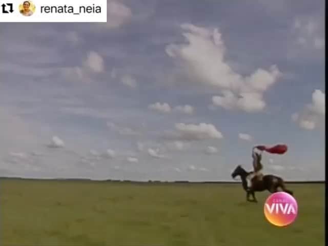 Giovanna Antonelliのインスタグラム：「Há 185 anos, no Sul do Brasil, acontecia a Revolução Farroupilha.  E aproveitando dia de #TBT, pra relembrar essa cena! Nossa profissão é mágica. (Ps. Não ando nem de bike) !! Não sei como fui capaz de tantas cavalgadas... Só posso crer que garra e dedicação unidas, fazem a força !!!  A revolucionária #AnitaGaribaldi foi um trabalho difícil mas tive o prazer de interpretar essa mulher incrível e forte na #ACasadasSeteMulheres.  Mas ... como a zueira tb sempre passa por aqui .... chega a minha queridona @renata_neia  que nos diverte com suas tiradas geniais e complementa minha cena. Olhem no que deu!!!!! 🤣🤣🤣♥️」