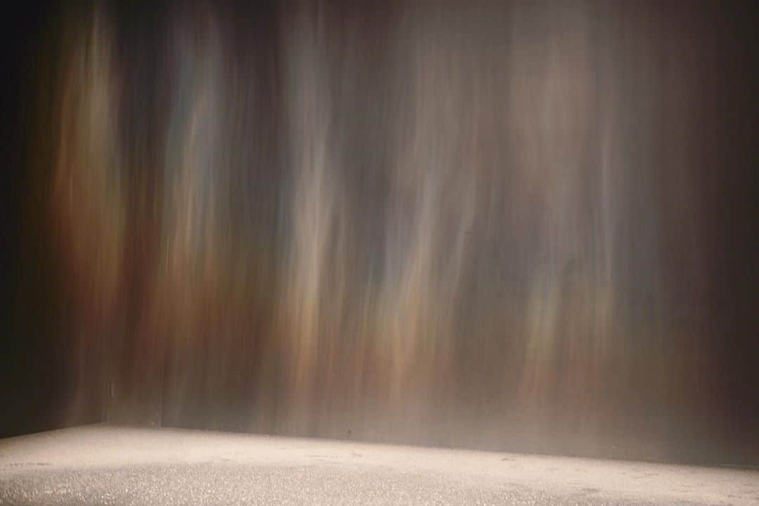 徳永有美さんのインスタグラム写真 - (徳永有美Instagram)「----- Beauty 1993 Olafur Eliasson  --------- 暗闇の中の霧状の水に光をあてることによって目の前に虹が現れます。見る人の位置によって虹の色や形は異なります。「光があなたの目に入らないかぎり虹はどこにもない」 ---------  暗闇から見えるしなやかで美しい水と変幻する七色の光。そして霧が舞う柔らかい音。  あぁ…静かにこうふん。 「ときに川は橋となる」からの 「Beauty」の流れ。たまりません。  #オラファーエリアソン  #時に川は橋となる  #beauty  #東京都現代美術館」9月25日 9時28分 - yumi_tokunaga.official