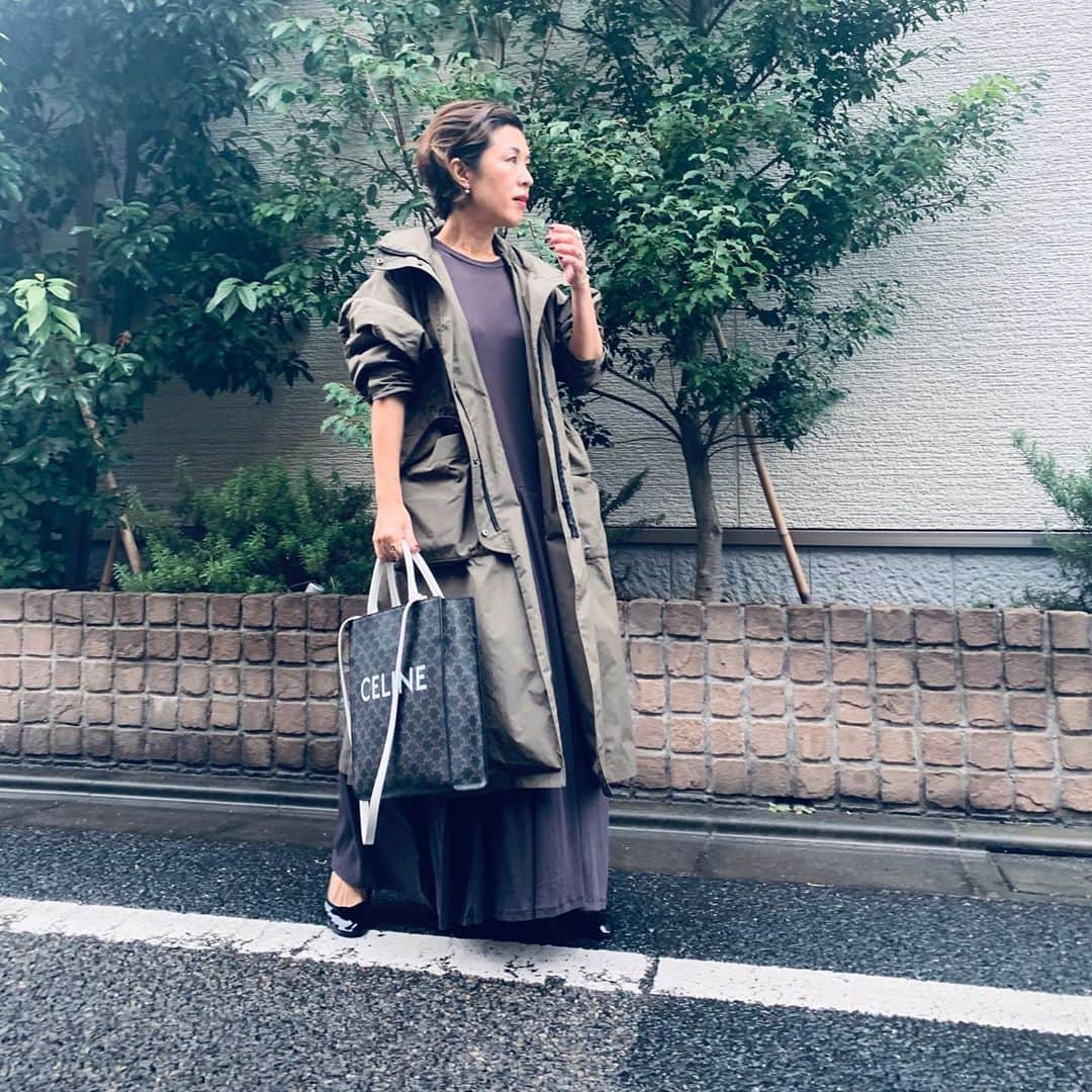 大草直子さんのインスタグラム写真 - (大草直子Instagram)「今日も朝から雨！　雨の中撮影です。朝早く起きて物撮りをしていたら、暖かいからか、 @haunt_daikanyama のニットの上から動きません←４枚目。パニータ、毛がつくからやめてくれ（笑）。ロケなので、やはりコートが楽！みなさま、素敵な週末を♡ #chaos #whimgazette  #haunt #celine #salonadametrope  #ワンピースはガーゼみたいな #気持ち良さ #一昨日ウィムガゼットで #買いました #バレエシューズは #折り畳めるレインシューズ」9月25日 9時39分 - naokookusa