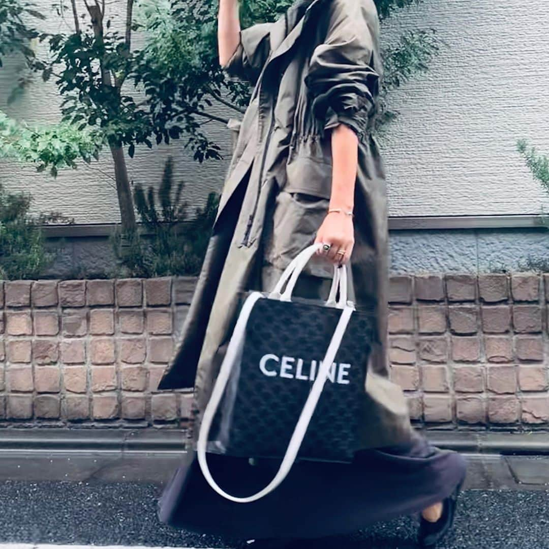 大草直子さんのインスタグラム写真 - (大草直子Instagram)「今日も朝から雨！　雨の中撮影です。朝早く起きて物撮りをしていたら、暖かいからか、 @haunt_daikanyama のニットの上から動きません←４枚目。パニータ、毛がつくからやめてくれ（笑）。ロケなので、やはりコートが楽！みなさま、素敵な週末を♡ #chaos #whimgazette  #haunt #celine #salonadametrope  #ワンピースはガーゼみたいな #気持ち良さ #一昨日ウィムガゼットで #買いました #バレエシューズは #折り畳めるレインシューズ」9月25日 9時39分 - naokookusa