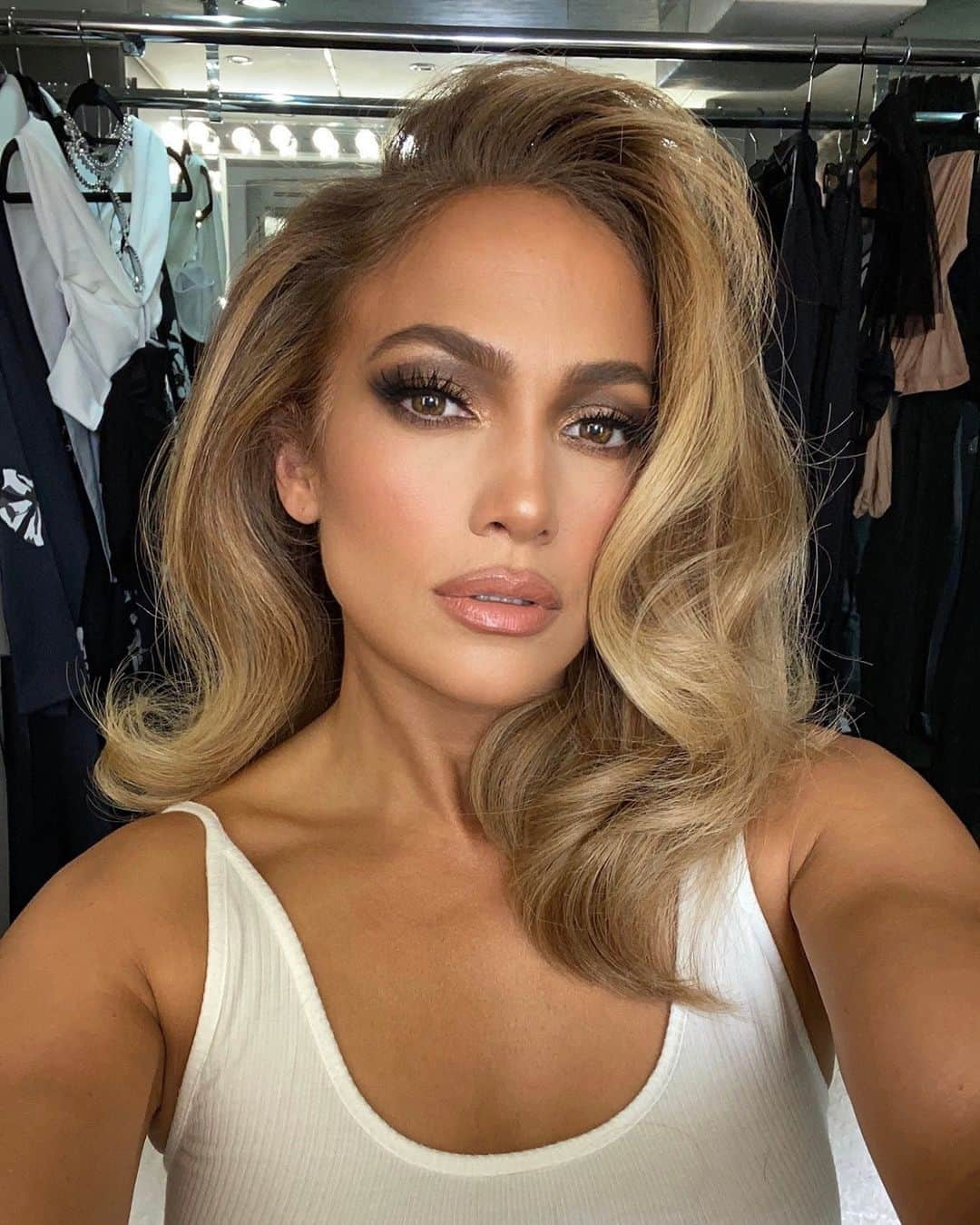 Vogueさんのインスタグラム写真 - (VogueInstagram)「@jlo's hairstylist @chrisappleton1 , whose bombshell hairstyling was a highlight of Lopez's Super Bowl performance, shares the behind-the-scenes secrets from her new music video with @maluma, “Pa’ Ti - Lonely."  Tap the link in our bio for all the exclusive details.」9月25日 9時50分 - voguemagazine