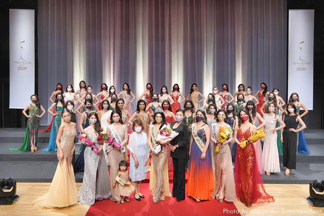 のインスタグラム：「日本大会から2週間が経ちました。  今でもあちこちから、大会を見た感想や感動の連絡をいただきます😌✨ ありがとうございます🙏  今回、コロナ渦で 関係者安全確保のため、STAY HOME STAY SAFEのメッセージを世界へ発信するため、ソーシャルディスタンスを守り、無観客、終始マスク着用での大会開催と致しました。 今までのミスコンの開催・演出の 考え方を大きく変える必要がありました。  なかなかのチャレンジでしたが、 スポンサーの皆様の温かく厚いご支援、そして、OGの子たちのサポートがあり、無事に大会を終えることができました。本当にありがとうございます😌  配信を見逃した方は、ミス・グランド・ジャパンのプロフィールのリンクから映像を見ることができます！ 是非チェックしてくださいね✨ @missgrandjapan   大会後も、ファイナリストたちはペースを落とさず日々頑張っています！ 是非彼女たちのアカウントもチェックしていただけたら嬉しいです😊📱  Photo: @japan_art_entertainment   #ミスグランドジャパン #ミスコン #ミスグランド #日本代表 #withコロナ #マスクファッション #コロナに負けるな #コロナウイルスが早く終息しますように #missgrandjapan #missgrabdjapan2020 #missgrandinternational #mgj #pandemic #maskfashion #maskup #stopthiswar #peace」