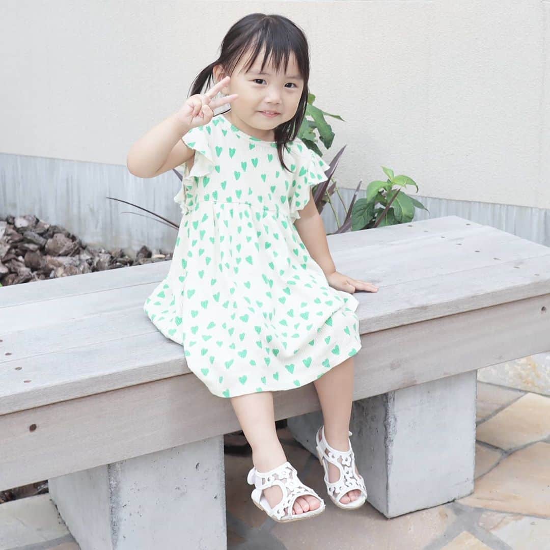 Eri Satoのインスタグラム：「先日お出掛けした時の。 お気に入りの北欧ショップ、 @babyshop のワンピは可愛すぎてヘビロテ😍 · @babyshop では 最大50％オフ！バースデーセールが本日から開催！ 👉セール期間：9月25日(金)～10月1日(木)午前6時59分まで https://jp.babyshop.com/anniversary/s/2437 · 秋冬物も可愛いのたくさん···😂✨ 現地設定のオフィシャル価格だから安いし、日本語だから安心してお買い物できるよ✨ ぜひチェックしてみてね💛 ·  #babyshop #ベイビーショップ #ベイビーショップバースデーセール#海外子供服#北欧#北欧雑貨#北欧デザイン#キッズコーデ#ベビー服#女の子服#女の子#女の子コーデ#女の子コーデ#pr」