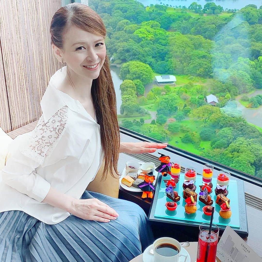 のインスタグラム：「#haloween #afternoontea  コンラッド東京 28階から オトナハロウィン アフタヌーンティーでございます〜 👻🎃🌰 @conrad_tokyo  ・ ・ 岡崎シェフのおいしくてカラフル可愛いハロウィンスイーツ&セイボリーたち♡ ・ ・ 大好きな和栗はチョコレートのタルト仕立て🌰🍫 ラズベリーシュー、ビターチョコとイチジク、スミレとベリーとチョコなど どれも香り豊か♡  セイボリーは、鴨と紫芋、フォアグラなど リッチ感あるん♡  もともと天井高く28階からの眺めも気持ち良い上に、更に空間にも気遣われていて 安心感たっぷりなフロアです。  クマちゃん コンラッドbearも限定のハロウィン👻🎃スタイルです♡   ドリンクはシャンパンのセットなど組み合わせも色々あるので お好みのスタイルでぜひ🥂🍾 お招き頂き感謝でございます♡  #コンラッド東京#conradtokyo #ホテルスイーツ#ホテルアフタヌーンティー #モンブランの世界#栗#和栗#栗スイーツ#モンブラン#里井真由美#衣替えモンブラン#japan#アフタヌーンティー#零食#さといいね#스위트#ありが糖運動#まゆログ」