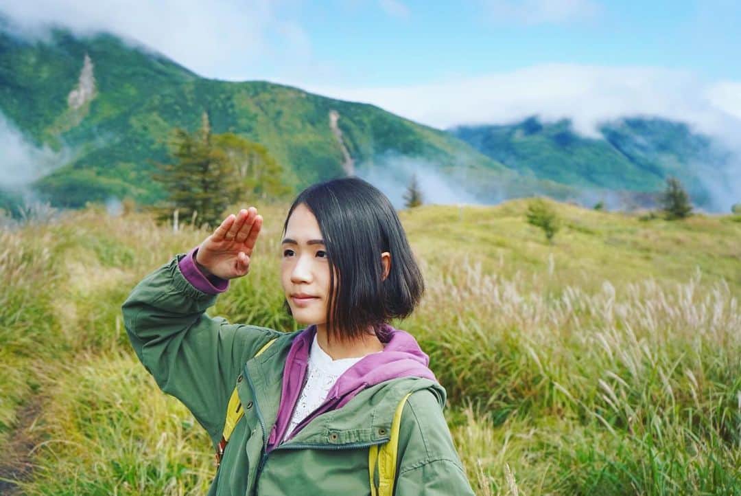 のインスタグラム：「台風を逸らし、雨予報を覆し、山頂に上がった瞬間に霧のようだった雲が切れて、絶景を見ることができた晴れ女パワーは今も健在です。  #シンガーソングライター #インディペンデントアーティスト #山 #八子ヶ峰 #八子ヶ峰トレッキング #晴れ女 #singersongwriter #independentartis #mountain #yashigamine #trekking」