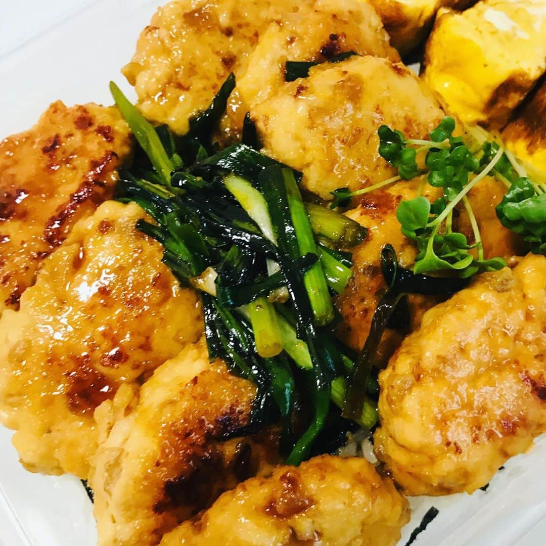 吉岡美穂のインスタグラム：「どーん‼️と ボリューミーなつくね弁当🍙　 後は梨🍐😄  #中学生弁当 #中学生タッパー弁当」