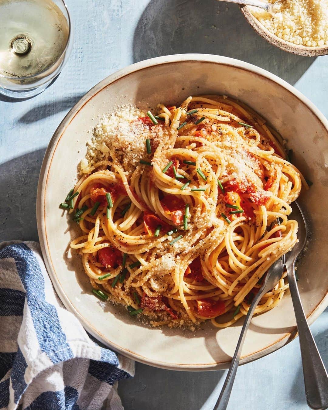 Gaby Dalkinさんのインスタグラム写真 - (Gaby DalkinInstagram)「Aaaaaand we’re back! No joke, I made this tomato confit cacio e pepe on repeat for 3 weeks straight and I still can’t get enough. Mash up of our fav Cacio e Pepe and some jammy tomato confit for the end of tomato season! Ya need it! ASAP! https://whatsgabycooking.com/tomato-confit-cacio-e-pepe/」9月25日 9時57分 - whatsgabycookin