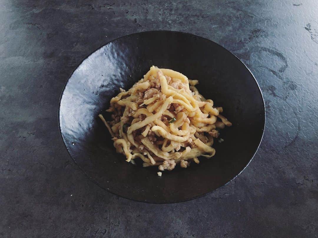 のインスタグラム：「昨日のててて！TVのコーナー「マイマイのおうちごはん」は切り干し大根の鶏ひき肉炒めでした。 簡単で晩酌やお弁当のおかずにもなる一品、お酢がポイントです。 レシピはててて！TVのウェブサイトに載ってますのでよかったらご覧ください。  #美味しい発酵食生活  #発酵美人になりませう #てててtv」