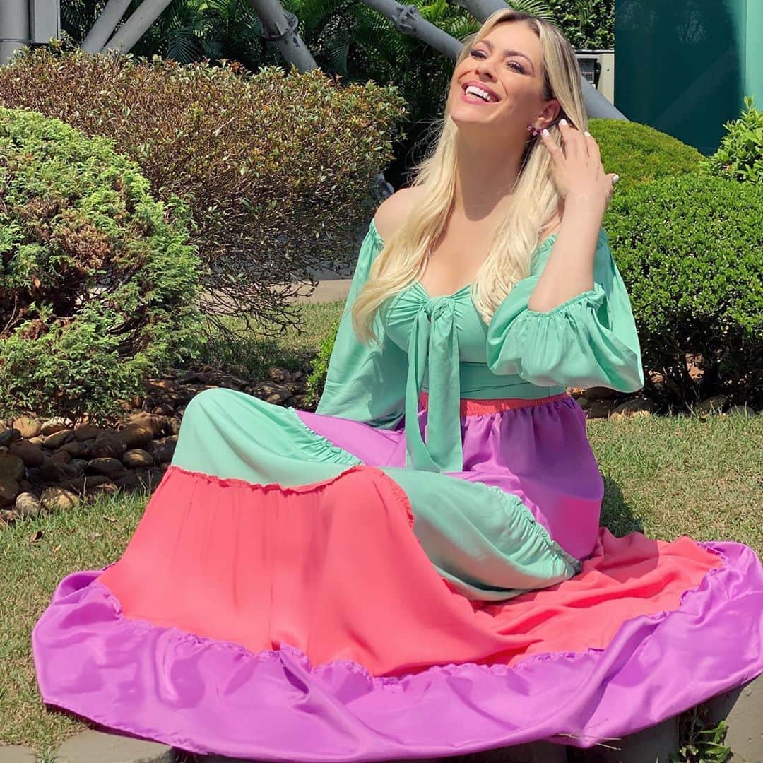 レナータ・ファンのインスタグラム：「Para amenizar minha tristeza com a derrota do Inter, um look colorido da @yellowlilystore e fotos da @josigss Cores para ocultar o mau humor, a indignação com a falta de leitura de jogo, estratégia e poder para vencer mais um clássico gaúcho! Que sirva de lição, que os caras se indignem de verdade e que a vontade de ganhar seja maior que o medo de perder! Que recupere o bom jogo no Brasileirão e entenda que estamos longe de protagonismo na Libertadores, neste momento! Não é desabafo. É constatação, mesmo. Brasil, pega leve, chega de piada, corneta, vídeo, mensagem, WhatsApp 😂😡😳」