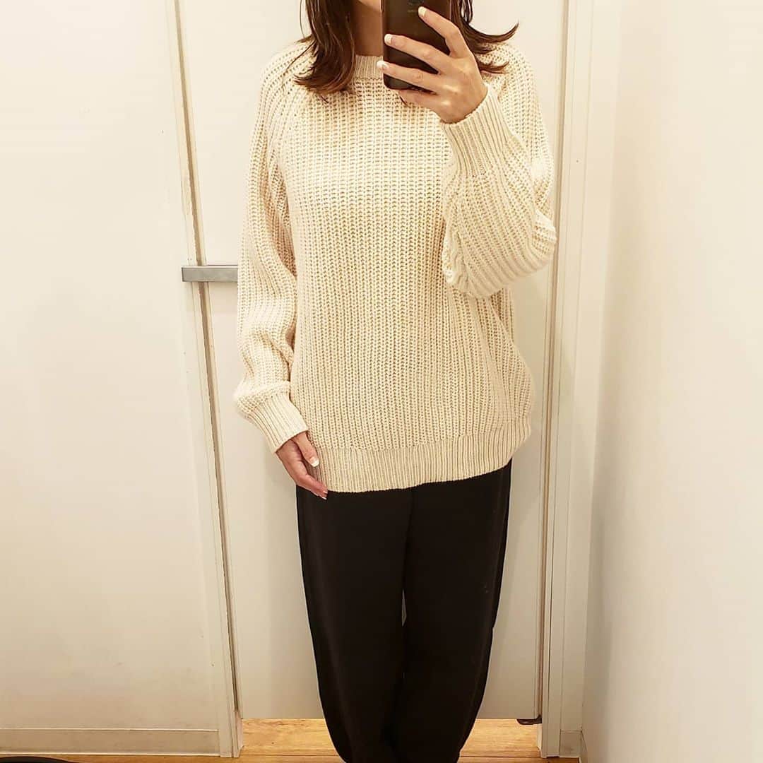 reikei0523さんのインスタグラム写真 - (reikei0523Instagram)「#UNIQLOU#ライトウェイトローゲージクルーネックセーター#スウェットパンツ 冬のテレワークスタイルにいい。ニットも人気だけど、とにかく楽で暖かくて外にも出られる👖が欲しかった☺️ #ootd #記録#UNIQLO#ユニクロ#ユニクロユー#ユニクロニット族」9月25日 10時20分 - rerei0523