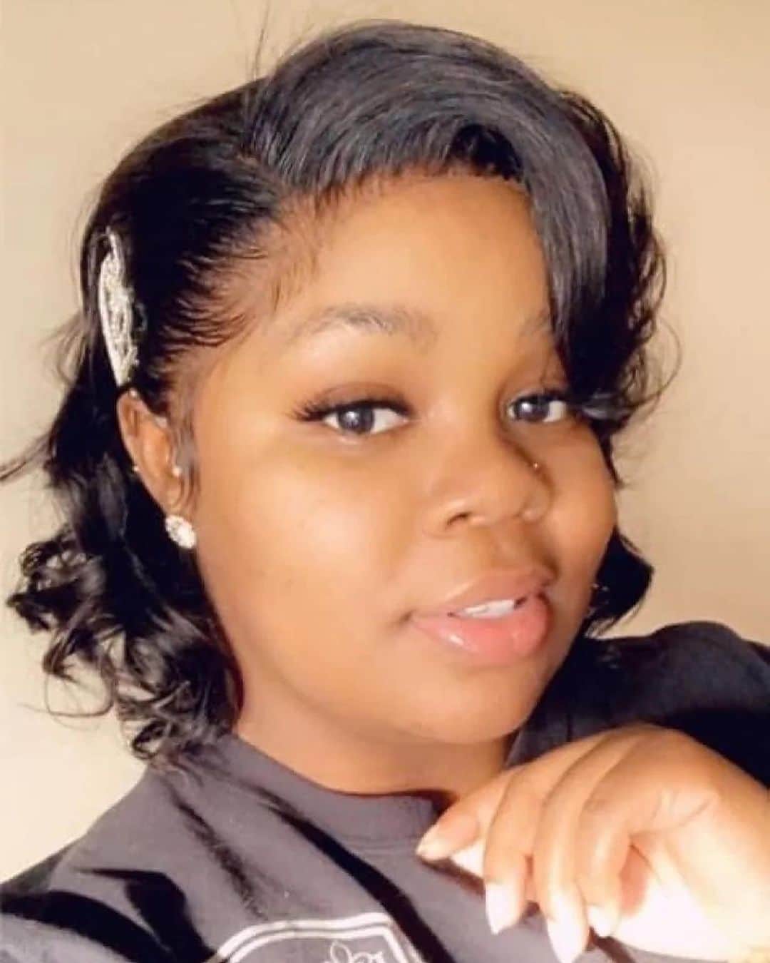 Instagramさんのインスタグラム写真 - (InstagramInstagram)「On March 13, Breonna Taylor was shot and killed by police in her home in Louisville, Kentucky. On Wednesday, none of the officers were found responsible for her death.⁣ ⁣ Journalist Elaine Welteroth (@elainewelteroth) shares her reaction.⁣ ⁣ 🖤⁣ ⁣ “Breonna liked to write down her goals on sticky notes that she posted on the walls of her home. This was going to be HER year.⁣ ⁣ Breonna had plans to buy a home, to get engaged, to have a baby, to get matching motorcycles with her mom. She had just bought herself a new car, a 2019 Dodge Charger (her mom says it was her baby).⁣ ⁣ Breonna was an essential worker — she worked to sustain lives. She was an EMT and she worked in the ER. Her dream was to become a nurse.⁣ ⁣ Breonna was an old soul (like me); she loved to sing the blues with her grandma. Her mom called her the glue of their family: ‘She don’t care what is happening, she is going to make sure we get together and have a game night or have a cookout or have something.’⁣ ⁣ Breonna is not a meme or a headline or a hashtag… she was someone’s daughter, grandbaby, friend and future fiancée.⁣ ⁣ Her humanity is our humanity. Her justice is our justice. That’s why [Wednesday’s] rulings feel like a gut punch. And the collective trauma fatigue is only heightening by the day. To equate her murder with a petty crime exacerbates why #BlackLivesMatter is our rallying cry and why it will continue until the pain stops.⁣ ⁣ Today, I choose to celebrate Breonna — no matter what despair may say. I choose to lift up her humanity. To show her face and tell her story. Because even if it was hard to believe in better, with history as our teacher — she deserved so much better than this. #SayHerName #BreonnaTaylor ”⁣ ⁣ 🖤⁣ ⁣ Rest in power.」9月25日 10時34分 - instagram