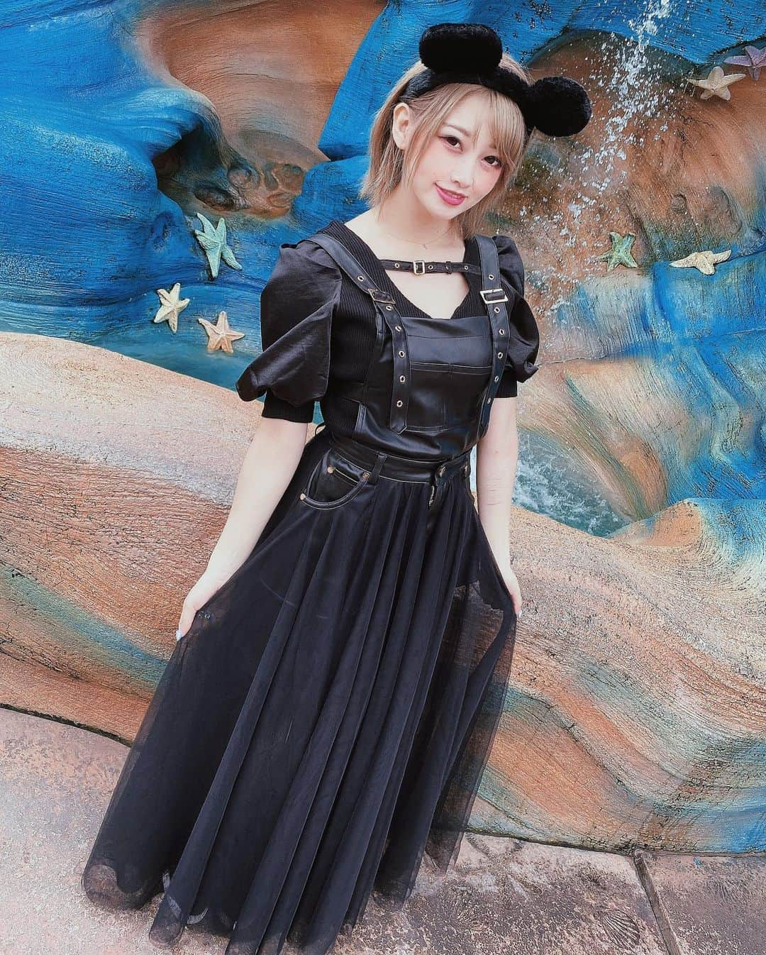 まりんさんのインスタグラム写真 - (まりんInstagram)「🐭🏰🖤🖤 . . 👚:onespo(@onespoofficial ) 👖:onespo . 全身ワンスポコーデ👗🖤サロペのレザー部分取り外せて、スカートだけにも出来るの🖤🖤トップスは可愛すぎていろちの白も持ってる〜🤍🤍🤍 . . #disneysea   #かわいい#ファッション#海月姫#followｍe #followers#makeup #outfits #instafashion #coordinate #swag #gm#フォローミー #フォロー#撮影会モデル#グラビア撮影 #ワンスポ #onespo #code1159 #ootdshare #ディズニーカチューシャ #ミッキーコーデ#ディズニーコーデ」9月25日 10時31分 - marin_burlesque