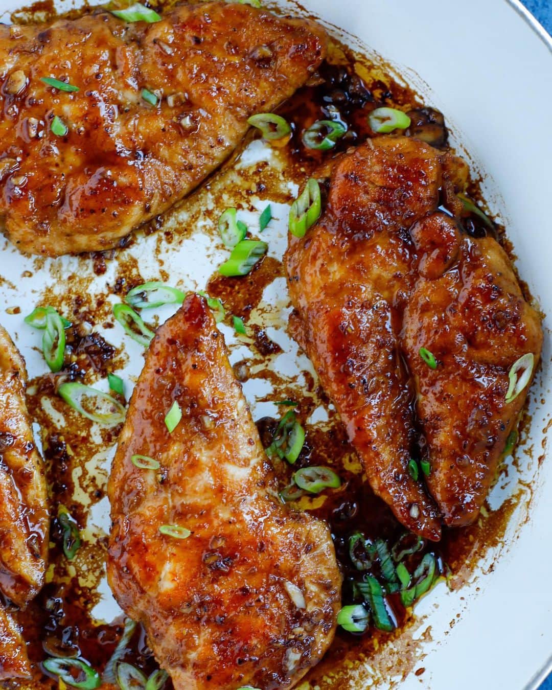 Easy Recipesさんのインスタグラム写真 - (Easy RecipesInstagram)「This delicious Sticky Chicken recipe sees succulent chicken coated in a sweet and spicy glaze, serve it up with all kinds of sides for a super satisfying lunch or dinner! This is an easy recipe that can serve a small or large household, a surefire weeknight favorite or even meal prepping.  Full recipe link in my bio.  https://www.cookinwithmima.com/easy-sticky-chicken-recipe/」9月25日 10時32分 - cookinwithmima
