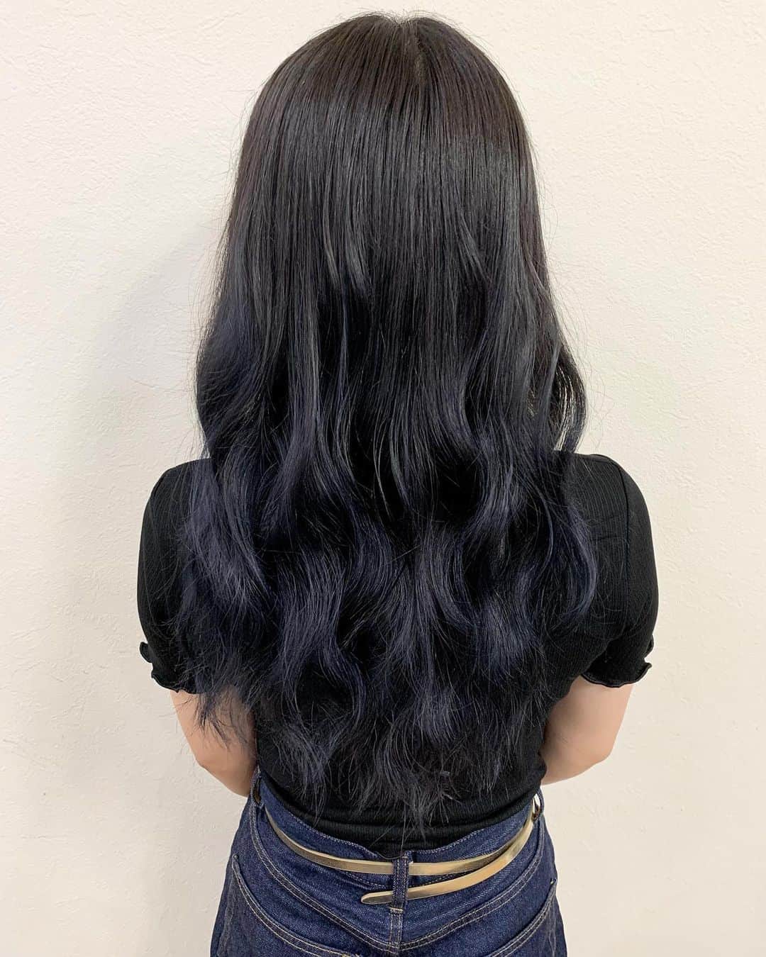 salon PRATiNO(サロンプラチノ)のインスタグラム：「. ♡BLUE BLACK♡. . 元々がグラデーションで、中間〜毛先は ブリーチ毛💫 ご希望がこれから根元を黒からの グラデーションにしたいという事だったので ブリーチ毛の中間〜毛先だけBLUE  BLACKに❗️  . . 【CLAVIS PRATINO】 ◇月曜日～土曜日 10:00～20:00 ◇日曜日 10:00～18:00  ※定休日なし ※時間外はお問い合わせください。 愛知県名古屋市中区錦3-4-19石垣ビル７Ｆ ☎︎052-962-7017 . #hairstyle #hair #cornrow #braids #clavispratino #spiralperm #pratino #hairsalon #nagoya #haircolor #love #派手髪 #外国人風カラー #バレイヤージュ #グラデーション #コーンロウ #ブレイズ #スパイラルパーマ #特殊ヘア #ブラックヘア #美容室 #ヘアサロン #ヘアスタイル #ヘアカラー #クラビスプラチノ #名古屋 #栄 #錦」