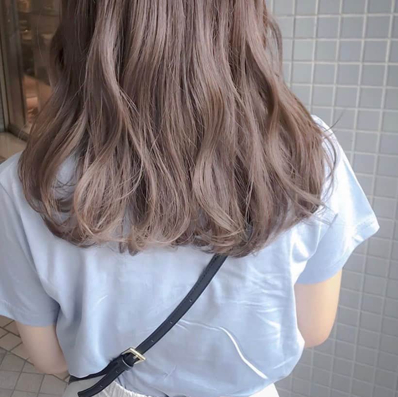 佃加菜のインスタグラム：「chocolat beige ♡ 秋に人気なカラー♡🍂 明るめベースからのカラーです♡ . 色素が薄く、柔らかなカラー♡ この位ゆる巻きも可愛いですね♡」
