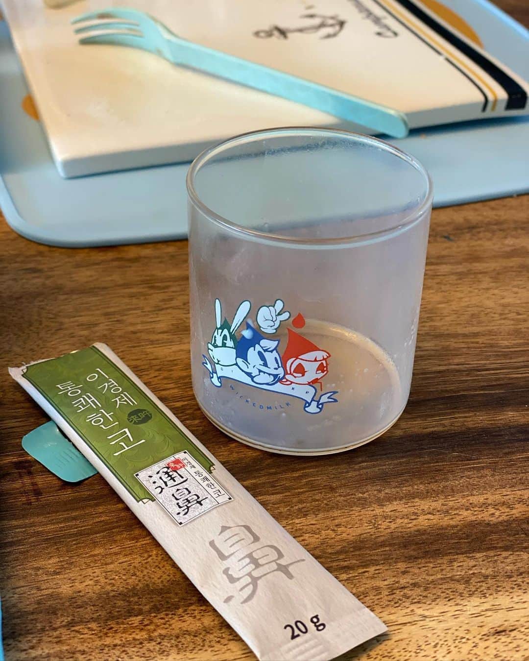 アン・ソニョンさんのインスタグラム写真 - (アン・ソニョンInstagram)「#안선영식단  #바로먹는뮤즐리 . . . 그런날 있죠? 아침 눈뜨자마자 파삭하게 구운 빵이랑 버터 잼 이런거 넘 땡기는날 🤦🏻‍♀️ . . . #안선영4주다이어트챌린지_6기  일주일도 안남았는데 오늘 갑자기 좀 그랬어요.  그래서 아예 예쁘게 #빵모닝 세팅해두고, 버터랑 잼 두껍게 발라 스스방 주고, 전 그릭요거트랑 #바로먹는뮤즐리 씹었더니 바로 괜찮아졌어요 ㅎㅎㅎ  . . . #초코우유 찾는 바로는 #통쾌한코 한포 우유에 타줬더니 넘나 잘먹구요😆  후딱 등원시키고 출근완료입니다👍👍 . . . 오늘은 #바로스급여일 어여 업무좀 해치우고 울 직원들 급여 잘챙겨내보내야겠어요😌 한달간 바로스 팀 모두 수고했어요❤️」9月25日 10時37分 - anney_an_love