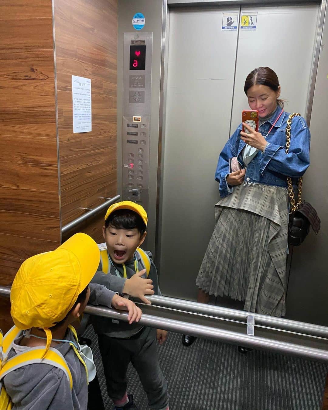 アン・ソニョンさんのインスタグラム写真 - (アン・ソニョンInstagram)「#안선영식단  #바로먹는뮤즐리 . . . 그런날 있죠? 아침 눈뜨자마자 파삭하게 구운 빵이랑 버터 잼 이런거 넘 땡기는날 🤦🏻‍♀️ . . . #안선영4주다이어트챌린지_6기  일주일도 안남았는데 오늘 갑자기 좀 그랬어요.  그래서 아예 예쁘게 #빵모닝 세팅해두고, 버터랑 잼 두껍게 발라 스스방 주고, 전 그릭요거트랑 #바로먹는뮤즐리 씹었더니 바로 괜찮아졌어요 ㅎㅎㅎ  . . . #초코우유 찾는 바로는 #통쾌한코 한포 우유에 타줬더니 넘나 잘먹구요😆  후딱 등원시키고 출근완료입니다👍👍 . . . 오늘은 #바로스급여일 어여 업무좀 해치우고 울 직원들 급여 잘챙겨내보내야겠어요😌 한달간 바로스 팀 모두 수고했어요❤️」9月25日 10時37分 - anney_an_love