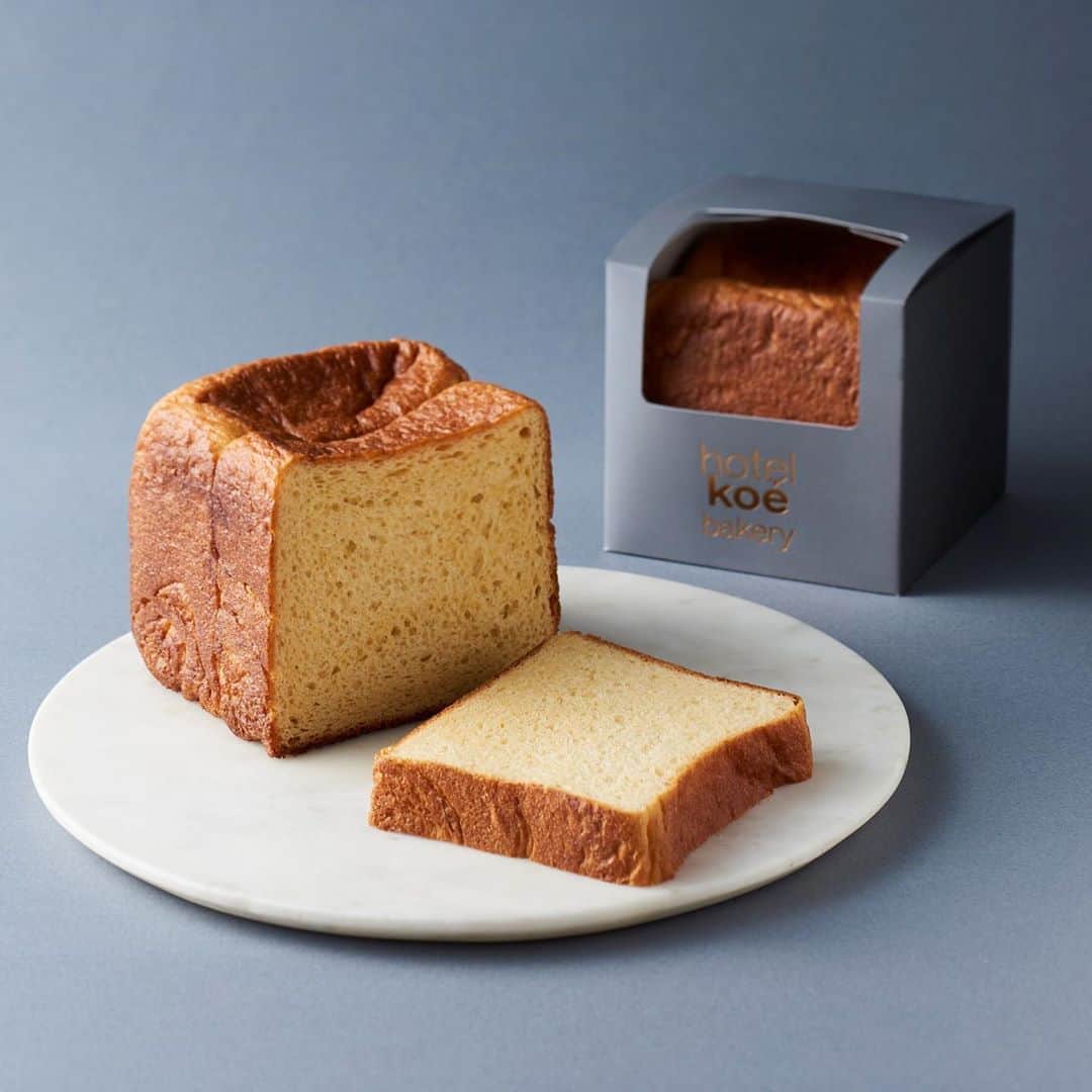コエのインスタグラム：「＼hotel koe bakery 10.1 thu. open!／ ・ 進化系生食パン<フィナンシェ食パン>などが登場！ koe lobby内 パンの研究所「パンラボ」所長池田浩明監修hotel koe bakery 10/1thu.～OPEN!! ・ これまでkoe lobby で親しまれてきたベーカリーをアップデートし、食パンをメインとしたラインナップで「hotel koe bakery 」として、１０月１日（木）オープンいたします。日本中のパンを食べつくしてきたパンラボ池田浩明氏を監修に迎え、『日本の食卓をもっと豊かに、もっと楽しく、新しい日常のための食パンを生みだしたい。』と言う想いで実現したベーカリーです。 ・  中でもフィナンシェから発想を得た『フィナンシェ食パン～進化系生食パン～』 は、濃厚ながらエアリーで溶けるような口溶けが特徴。耳はサクサクとほぐれていく新食感の食パンです。焼き菓子のようなゴージャスな香りが、3時のおやつにぜひお試しいただきたい一品。  その他、季節や時間帯など日常の様々なシーンに合わせて食べ分けられる食パンも新たに登場し、  Koelobbyでもhotel koebakeryのパンを使用したメニューも登場！詳しくはHPのnewsページをチェック。https://hotelkoe.com/6505/ Instagramでも随時情報をお届けしていきます。 ぜひお楽しみに。 ・ ※現在、新型コロナウイルス感染拡大防止の為、営業時間を縮小して営業しております。   ■「hotel koebakery」概要 新食感な、進化系生食パン『フィナンシェ食パン』の他、素材・作り方にこだわったパンを提供する「hotel koetokyo」のベーカリー。日本一のパンおたく「パンラボ」池田浩明氏を監修に迎え、「hotel koebakery」のシェフと作り上げたパンは最高にギーク。バラエティに富みながら、しっかり美味しいパンをご提供いたします。  提供開始日：10月1日（木） 提供時間：8：00～20：00（L.O19:30) ※各種焼き上がり時間が異なります。売り切れ次第終了となります。 場所：hotel koe tokyo1F「koe lobby」内 ※デリバリー対応可(Uber Eatsで「koelobby」と検索) 〒150-0042 東京都渋谷区宇田川町３−７ tel.03-6712-7257」