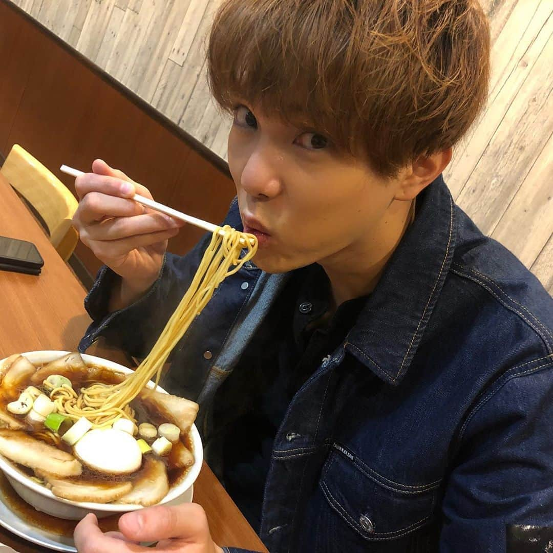 BOYS AND MENさんのインスタグラム写真 - (BOYS AND MENInstagram)「朝からロケ🍜 美味しくて朝でもペロリ✌️  #中華そば #中華そば佐とう  #ご飯も自己流アレンジで食べてました #ラーメン #ボイメン #水野勝」9月25日 10時46分 - boysandmen_official