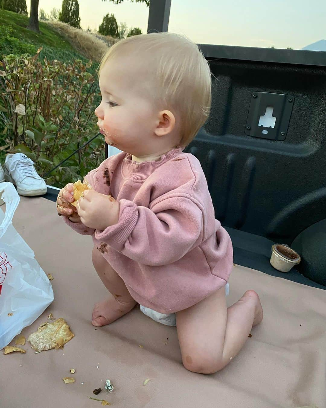 Aspyn Ovard Ferrisさんのインスタグラム写真 - (Aspyn Ovard FerrisInstagram)「So. Obsessed. With. My. Baby!!!!!!! She makes everything so fun!!!! We went on a drive to see the fall leaves and then went to our fav taco place and had a picnic in the back of the truck ❤️ I love when she is happy and messy!!!!」9月25日 10時47分 - aspynovard