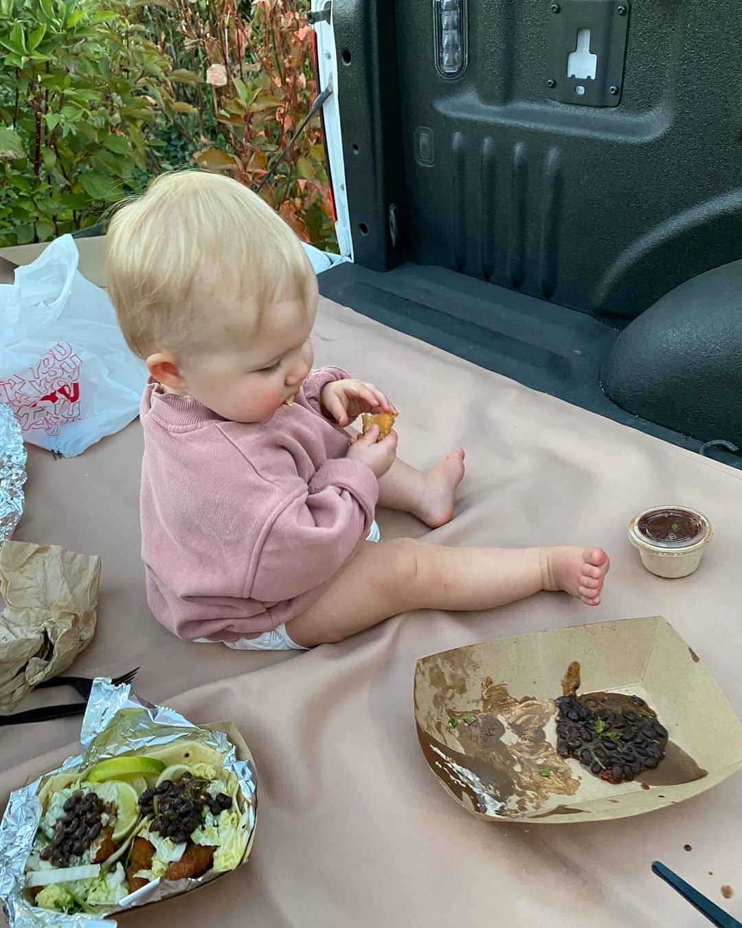 Aspyn Ovard Ferrisさんのインスタグラム写真 - (Aspyn Ovard FerrisInstagram)「So. Obsessed. With. My. Baby!!!!!!! She makes everything so fun!!!! We went on a drive to see the fall leaves and then went to our fav taco place and had a picnic in the back of the truck ❤️ I love when she is happy and messy!!!!」9月25日 10時47分 - aspynovard