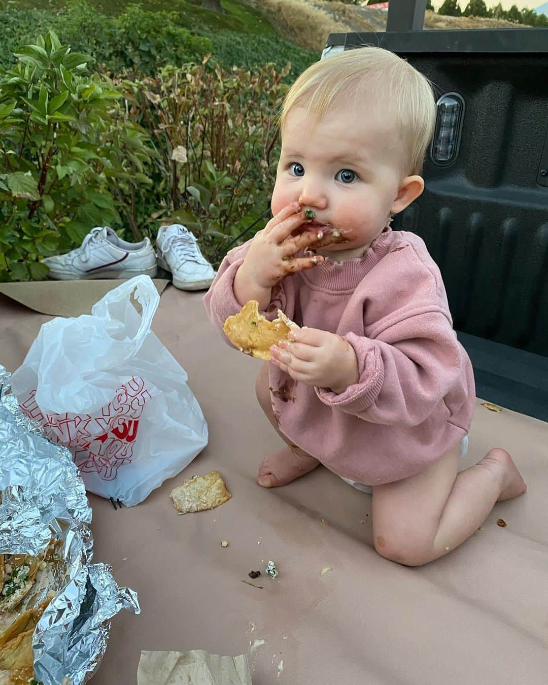 Aspyn Ovard Ferrisさんのインスタグラム写真 - (Aspyn Ovard FerrisInstagram)「So. Obsessed. With. My. Baby!!!!!!! She makes everything so fun!!!! We went on a drive to see the fall leaves and then went to our fav taco place and had a picnic in the back of the truck ❤️ I love when she is happy and messy!!!!」9月25日 10時47分 - aspynovard