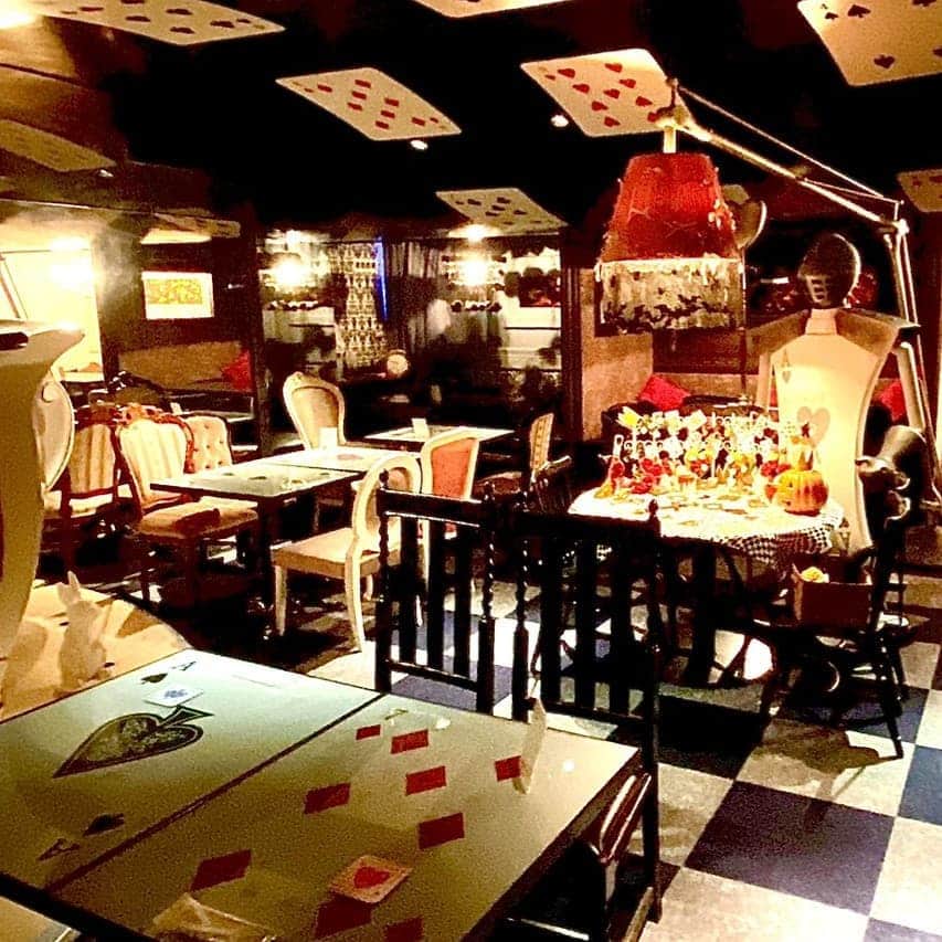 アリスのファンタジーレストランさんのインスタグラム写真 - (アリスのファンタジーレストランInstagram)「ハロウィンパーティーお決まりですか！？🎃♥️  是非コンセプトレストランで♥️  #迷宮の国のアリス #古城の国のアリス #絵本の国のアリス #VAMPIRECAFE #ハロウィン  #ハロウィン2020」9月25日 11時00分 - alice_restaurant